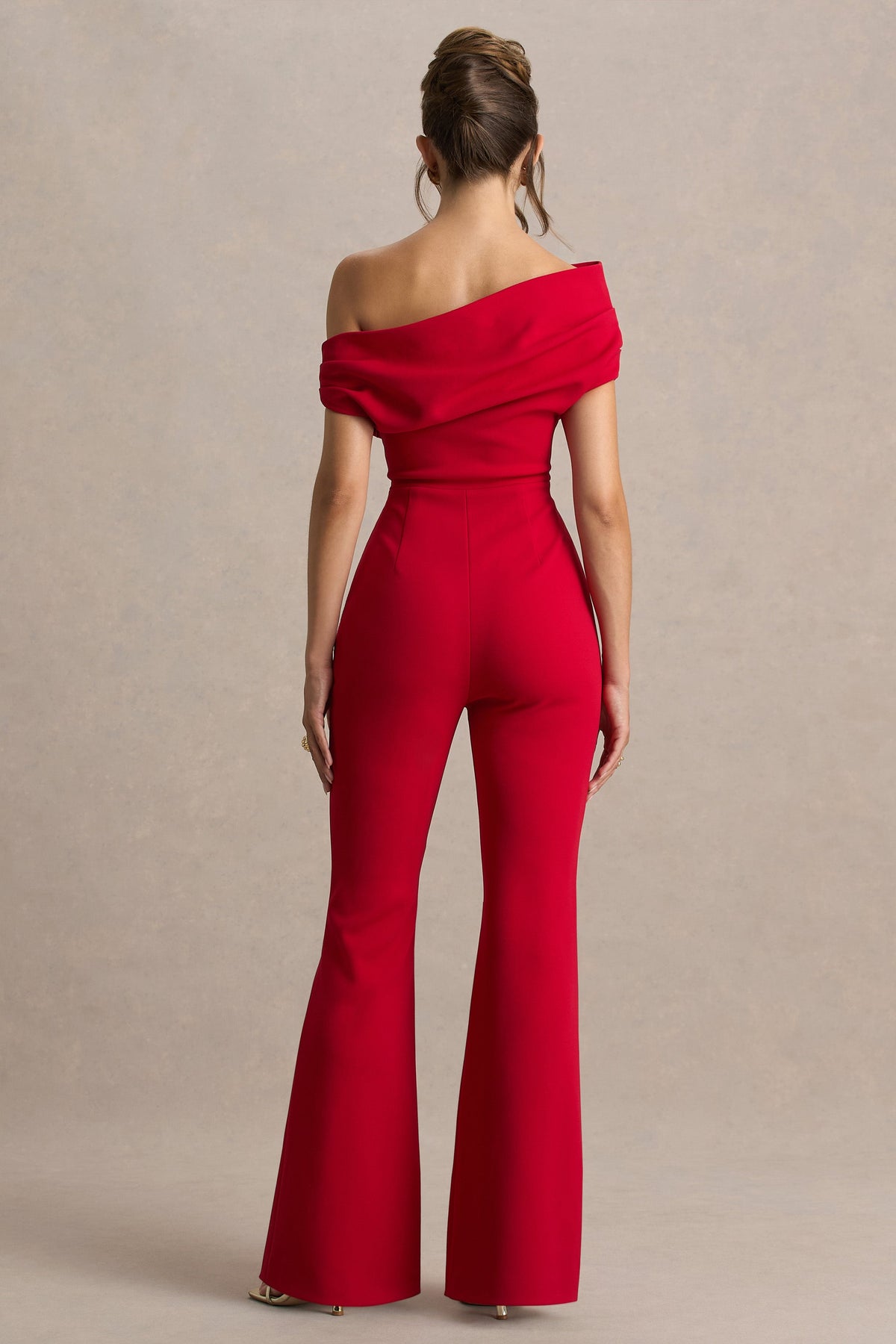 Alexandra | Röd byxdress med asymmetrisk halsringning