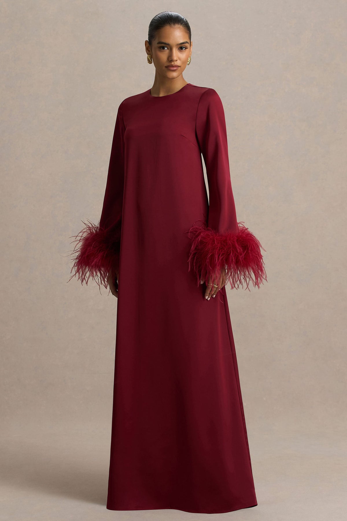 Adella | Burgundy långklänning i satin med fjäderdetaljer