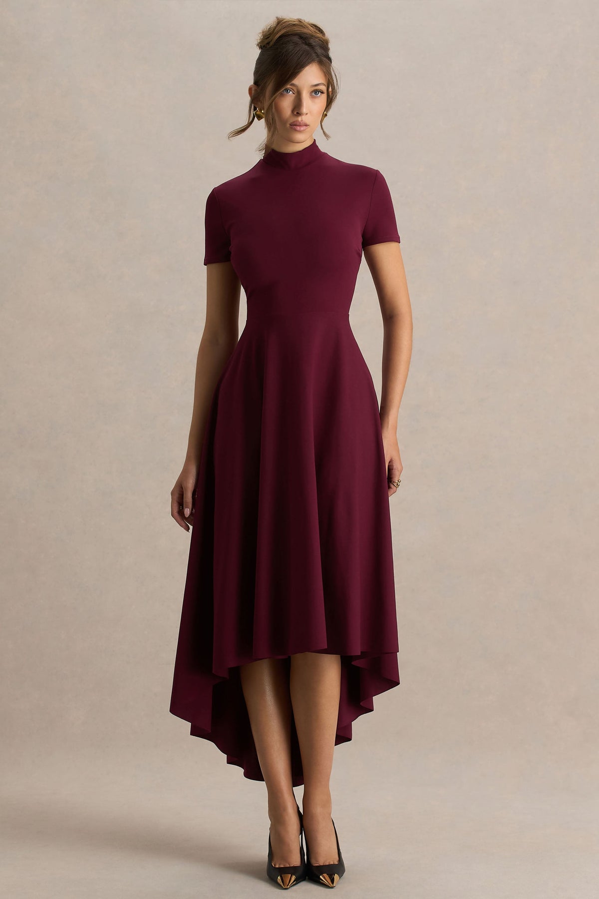 Bellona | Burgundy midiklänning med hög hals och asymmetrisk fåll