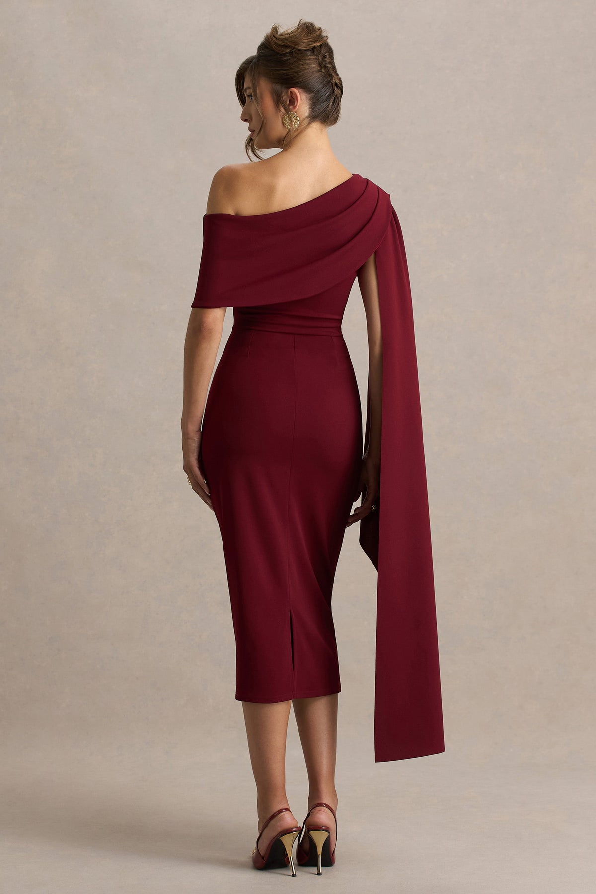 Leah | Burgundy asymmetrisk midiklänning med capeärm