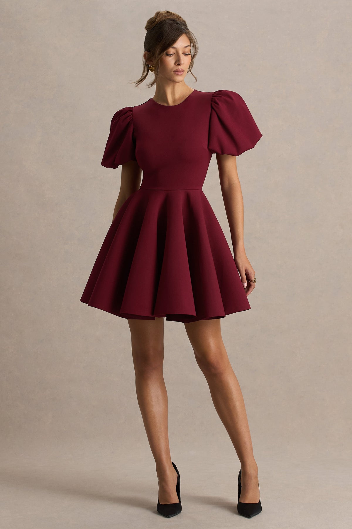 Emelia | Burgundy miniklänning med puffärm och klockad kjol