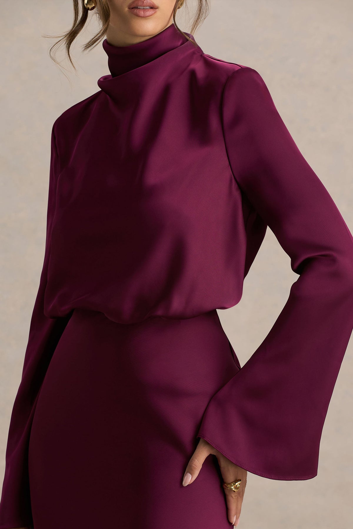 Celina | Burgundy långklänning i satin med hög halsringning