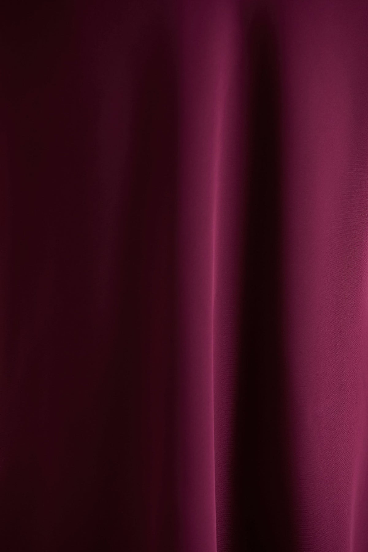 Celina | Burgundy långklänning i satin med hög halsringning
