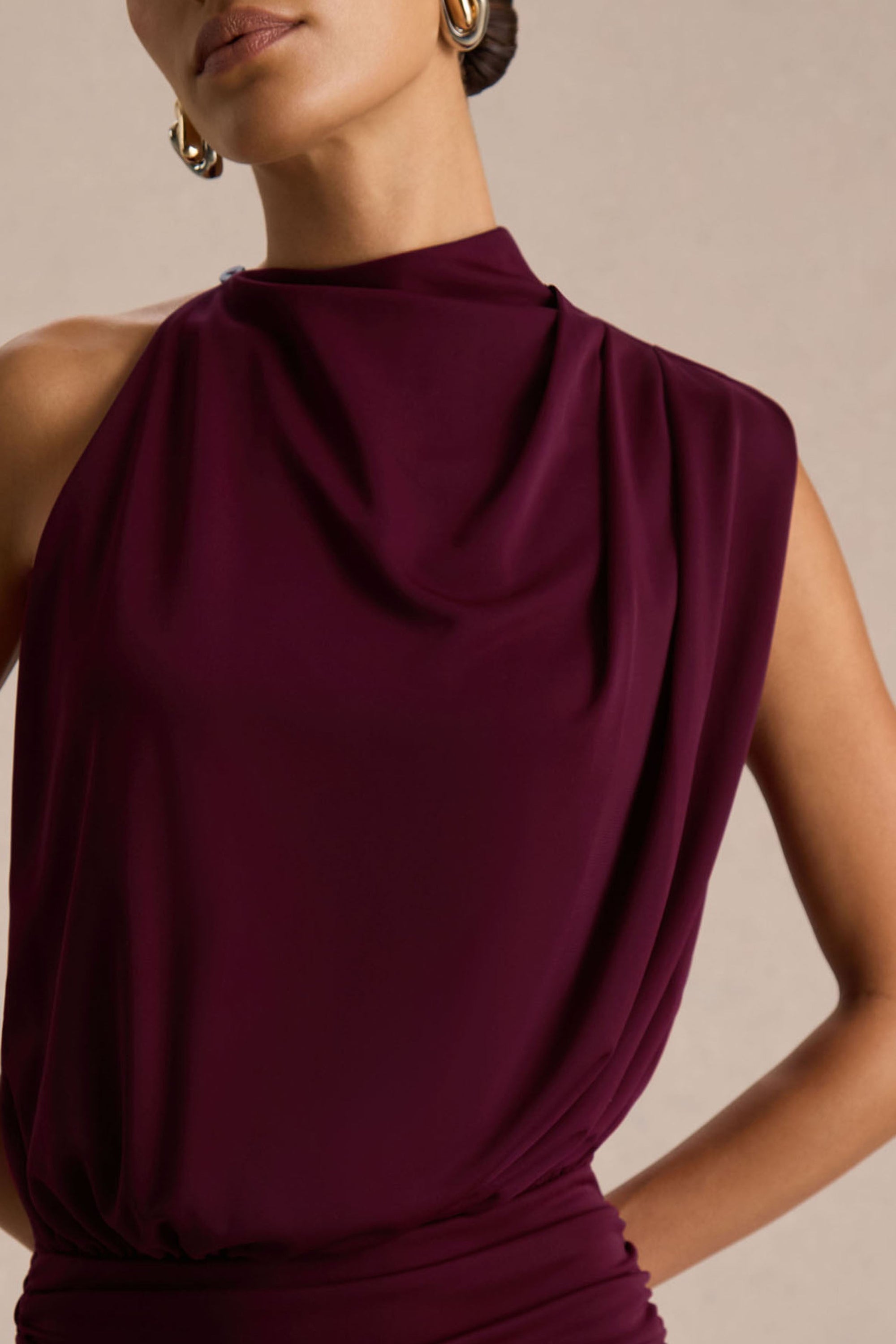 Umaira | Burgundy långklänning med hög hals och rynkade detaljer