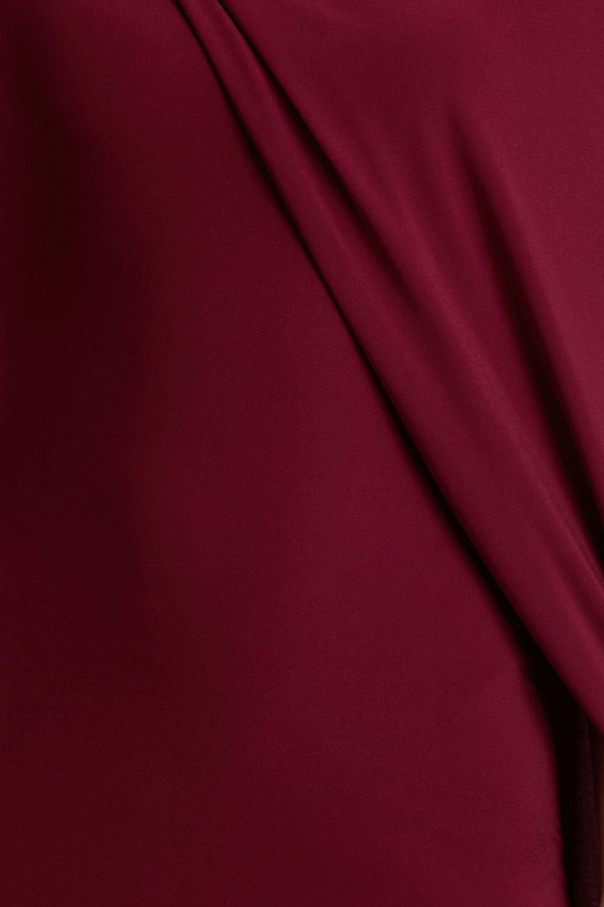 Cressida | Burgundy långklänning med asymmetrisk halsringning och cape
