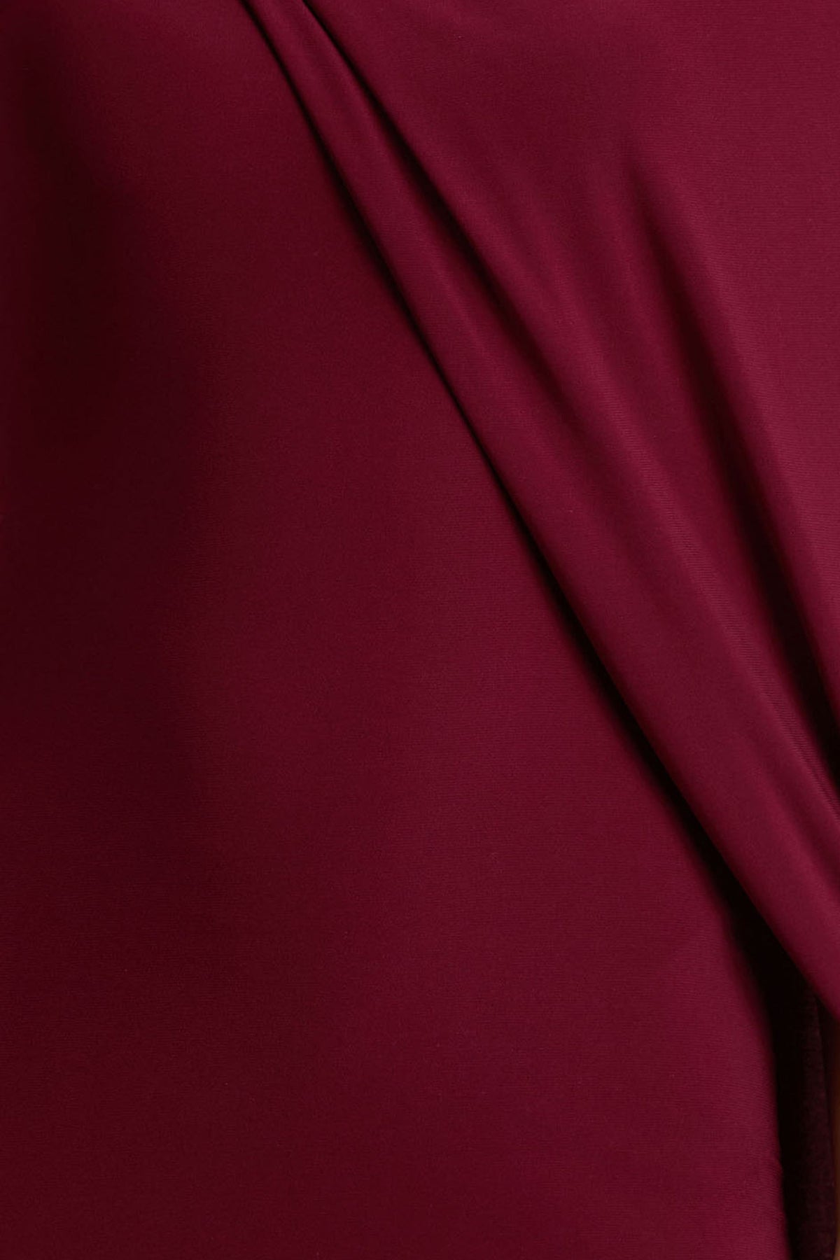 Cressida | Burgundy långklänning med asymmetrisk halsringning och cape