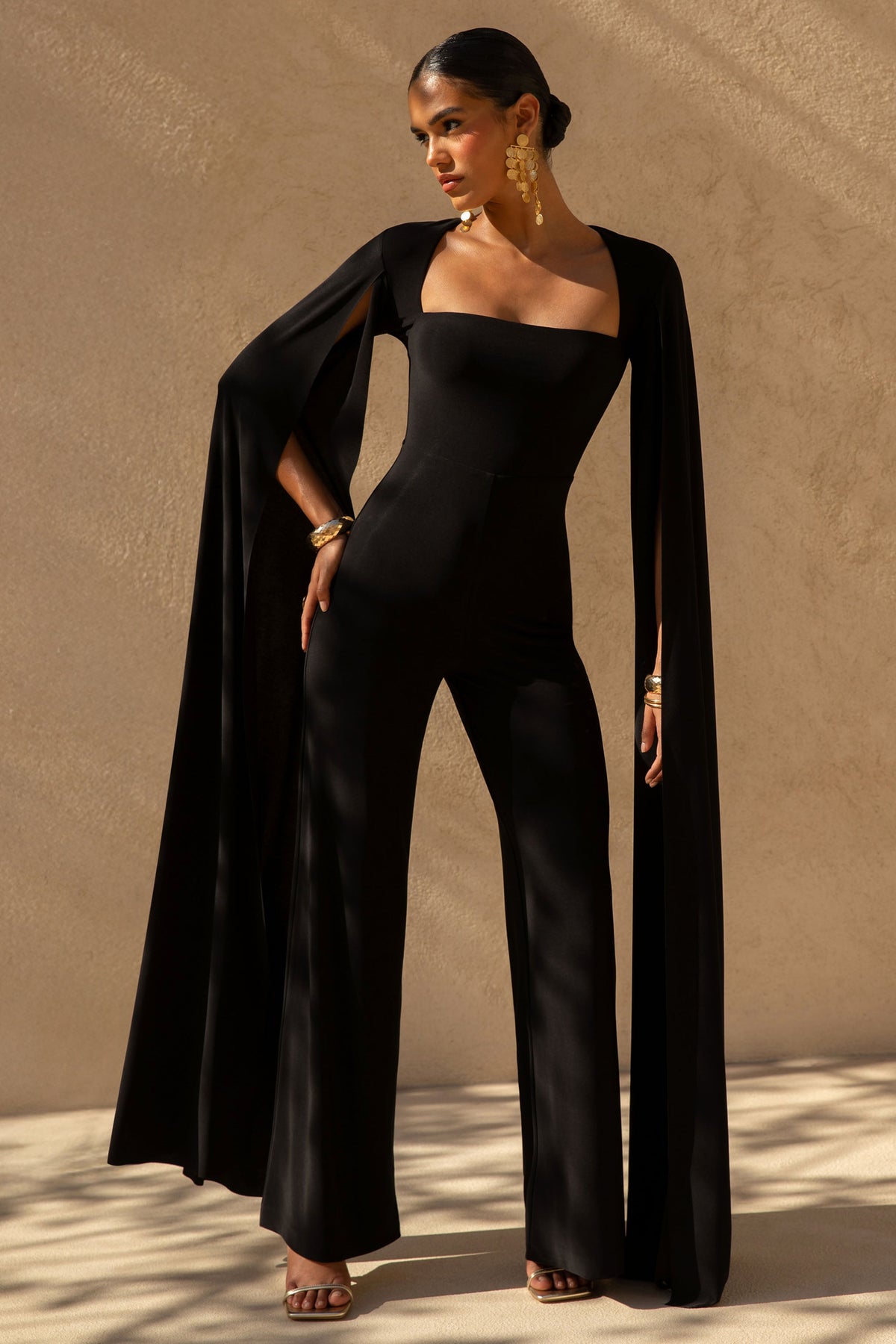 Zara | Svart byxdress med fyrkantig halsringning och capeärm