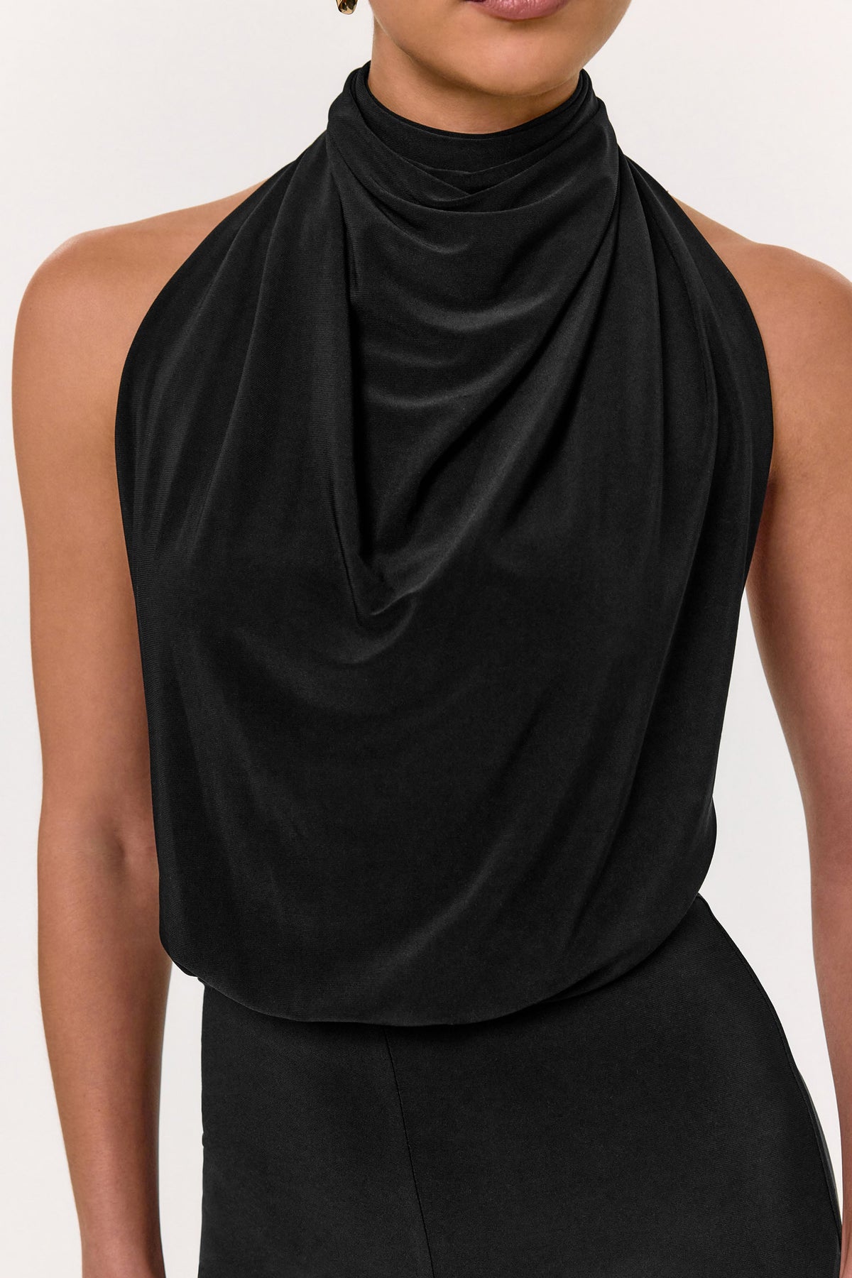 Asha | Svart byxdress med hög hals och rynkade detaljer