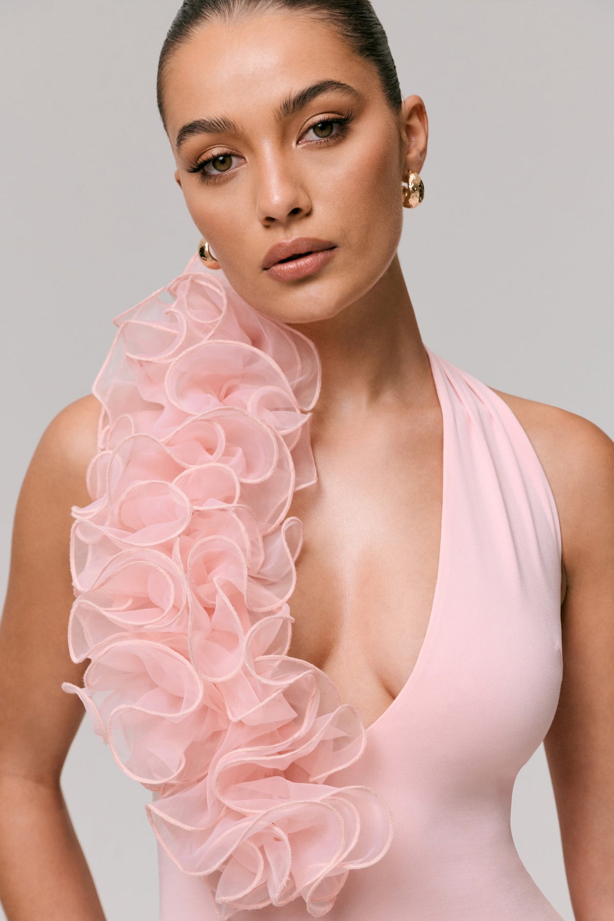 Harriet | Rosa långklänning med halterneck och blomsterapplikation