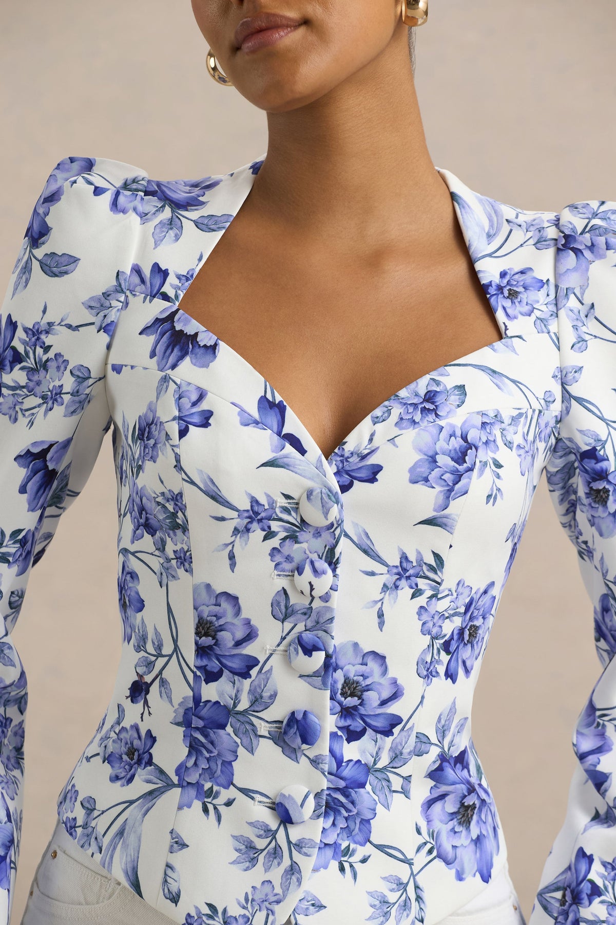 Olympia | Vit och blå blommönstrad skräddarsydd topp med hjärtformad överdel