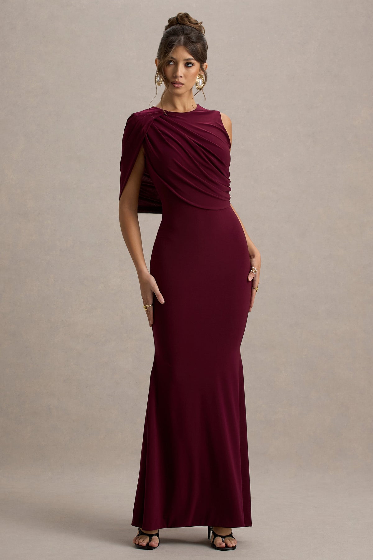 Rae | Burgundy långklänning med enarmad design och capeärm