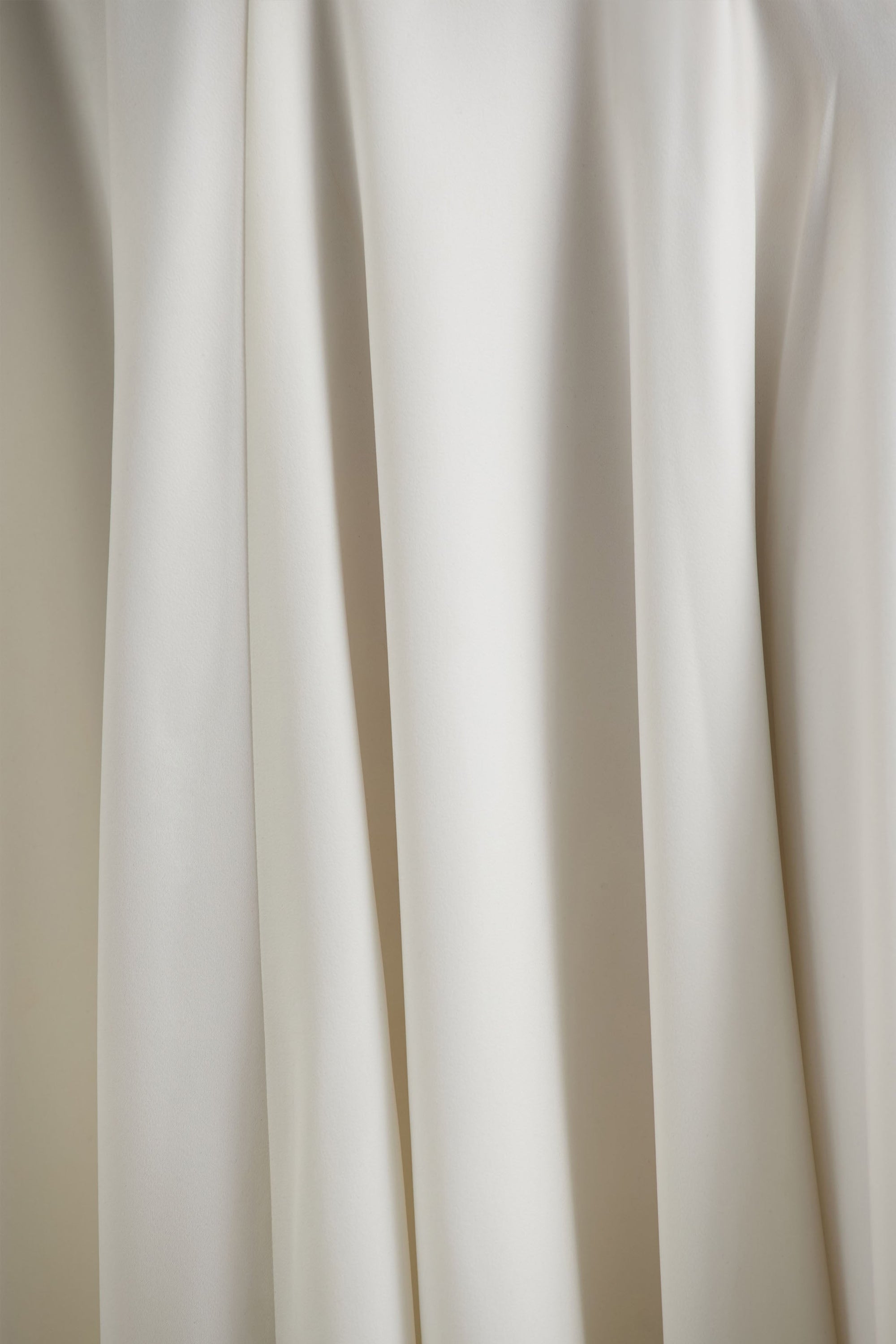 Luscious | Vit långklänning i satin med halterneck och svart rosettdetalj