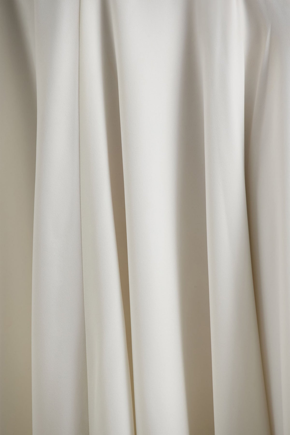 Luscious | Vit långklänning i satin med halterneck och svart rosettdetalj