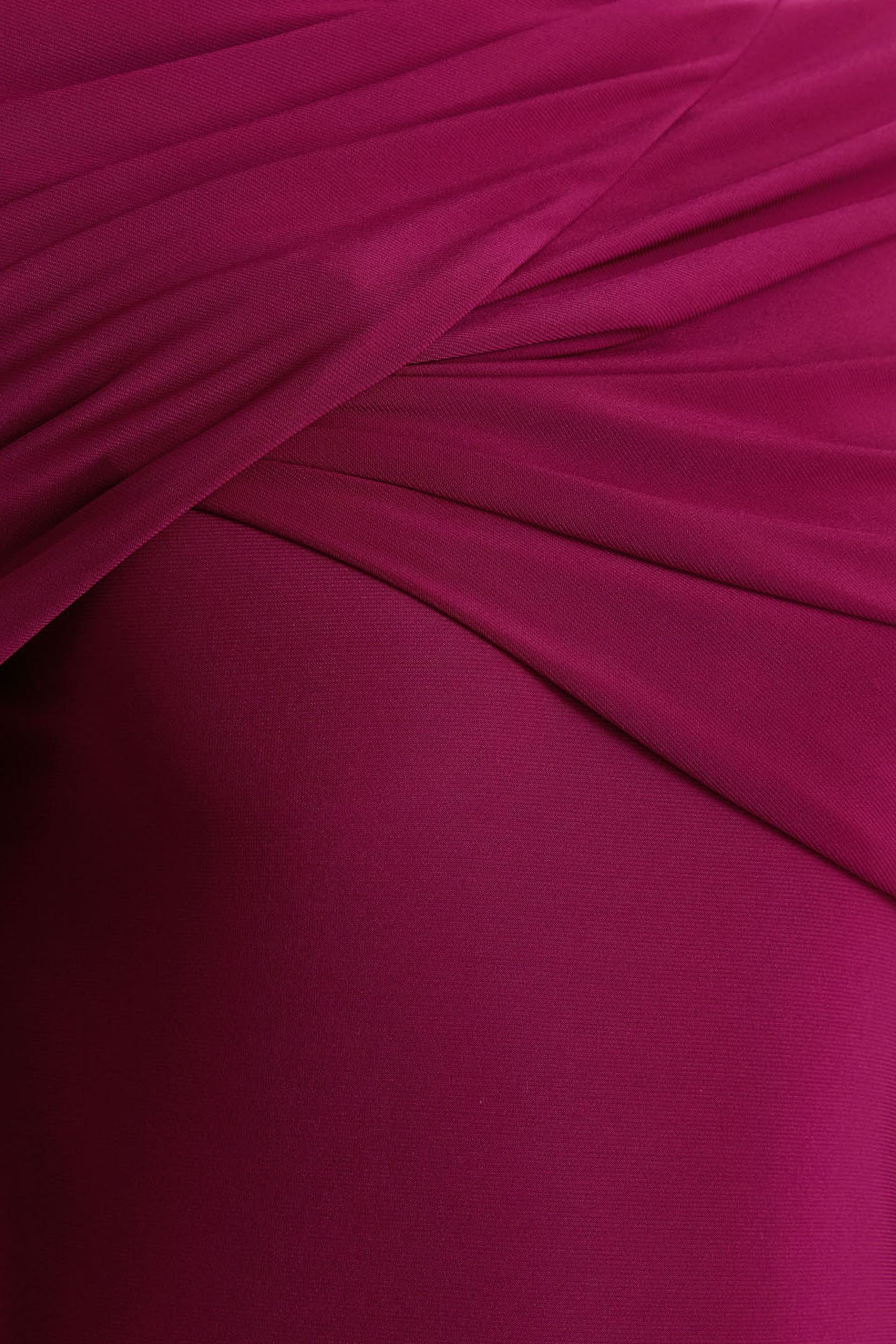 Aneira | Burgundy långklänning med hög halsringning och capeärm