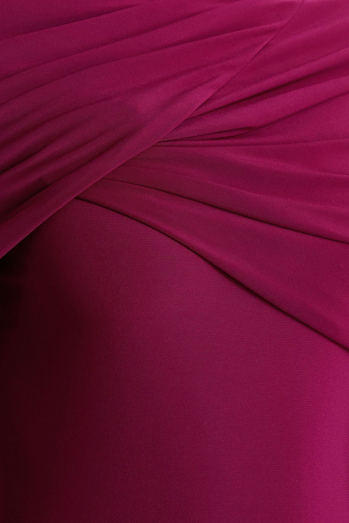 Aneira | Burgundy långklänning med hög halsringning och capeärm