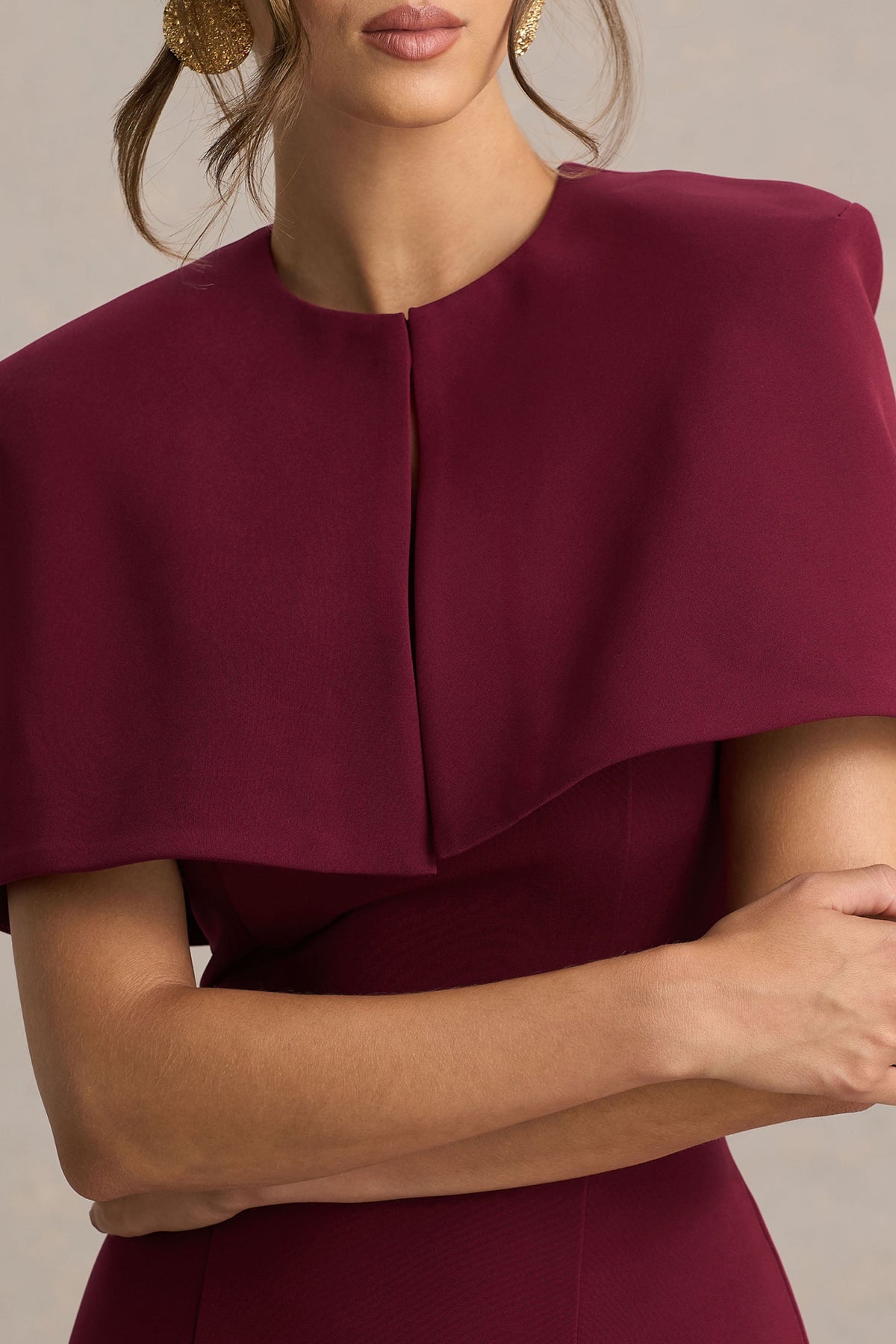 Baylor | Burgundy midiklänning med avtagbar cape