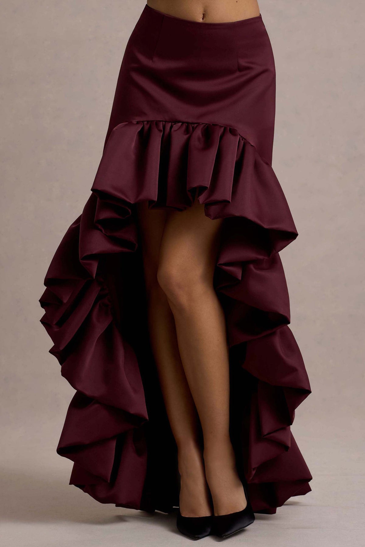Ruby | Burgundy långkjol i satin med high-low fåll