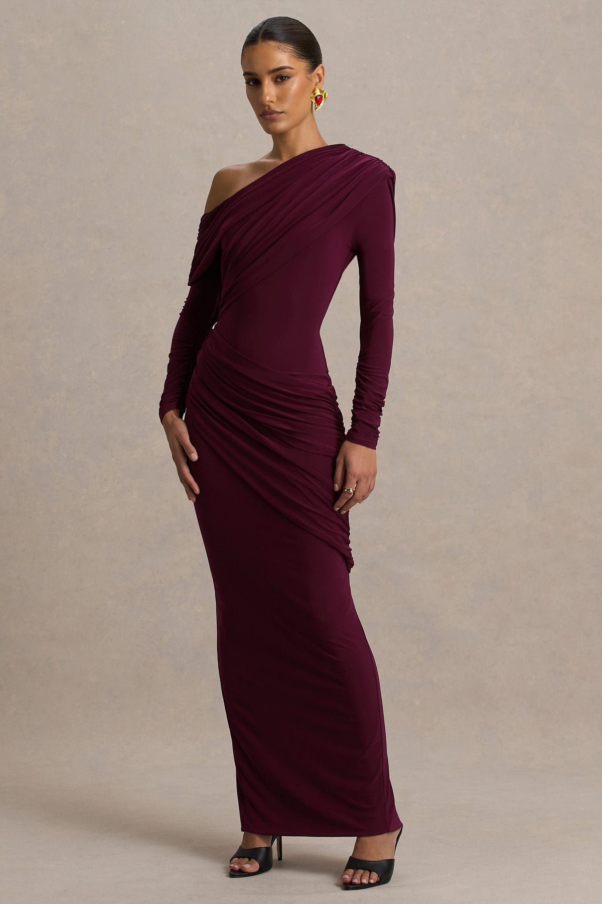 Perrie | Burgundy långklänning med asymmetrisk halsringning och rynkade detaljer