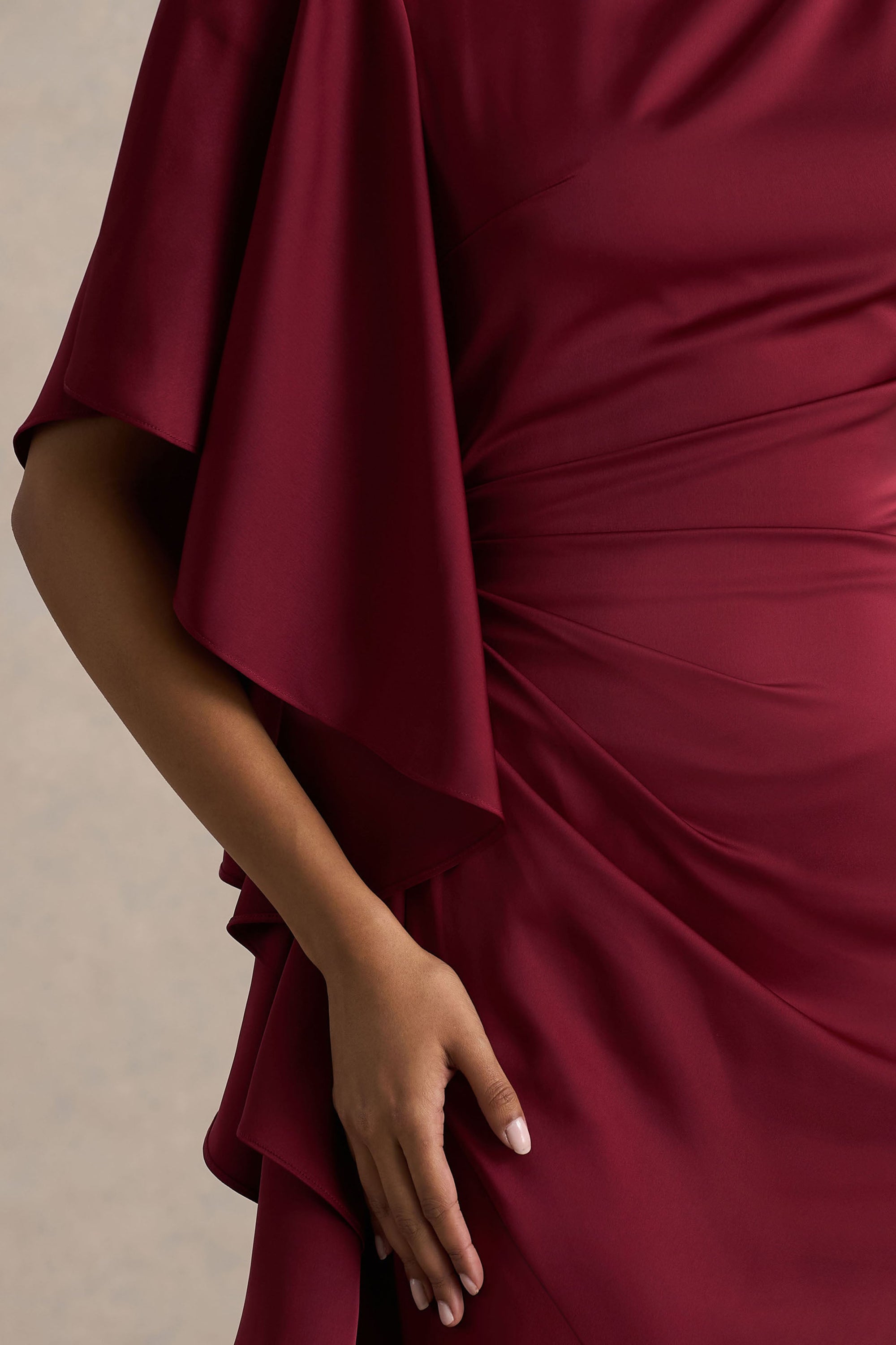 Rosy | Burgundy långklänning med båthalsringning och asymmetrisk design