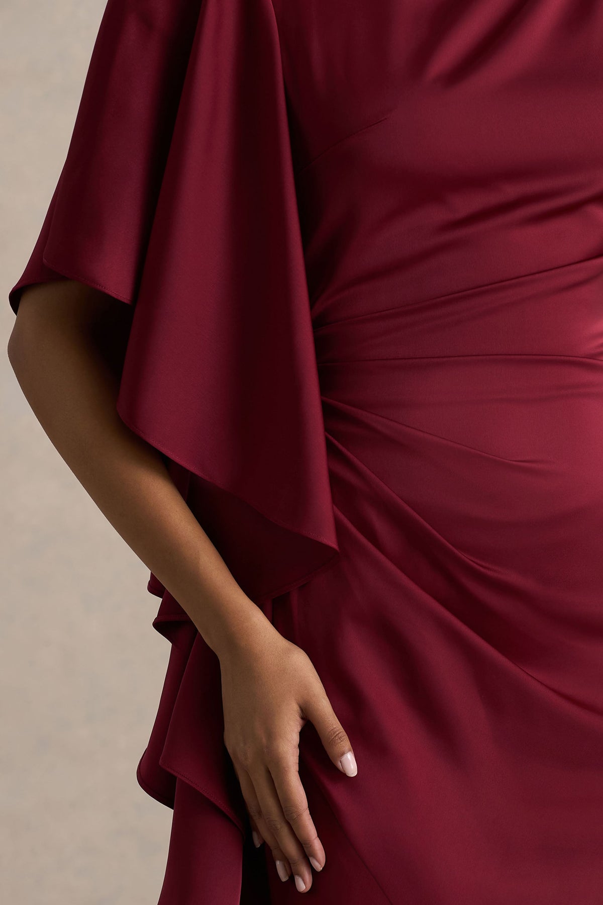 Rosy | Burgundy långklänning med båthalsringning och asymmetrisk design