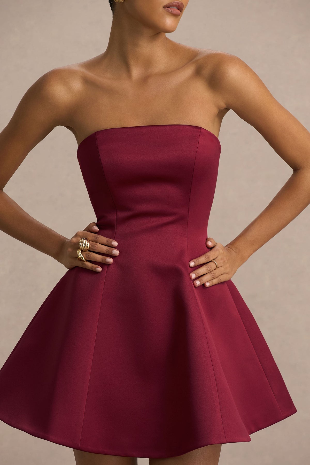 Lioray | Burgundy axelbandslös miniklänning i satin
