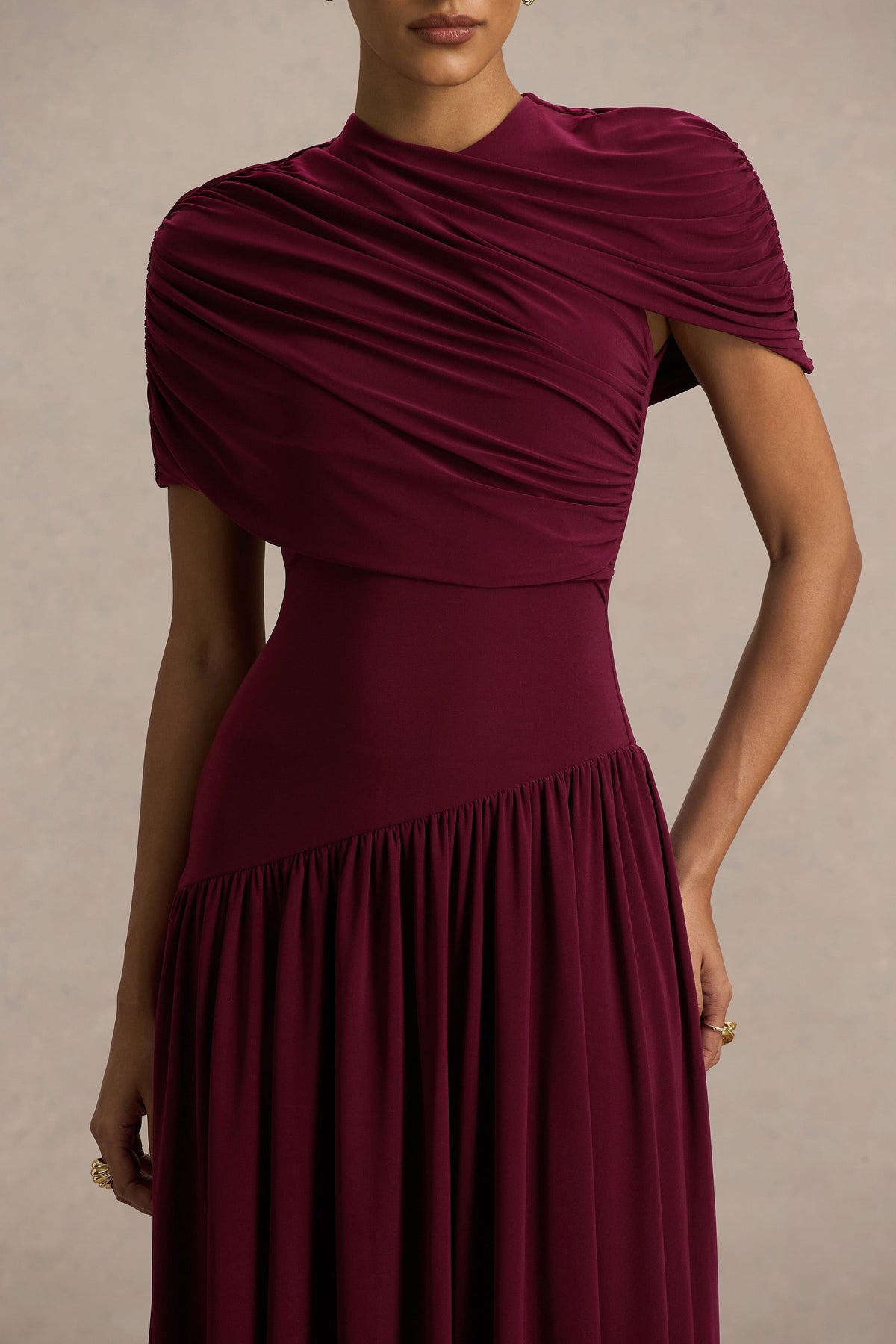 Ione | Burgundy midiklänning med omlottdesign och asymmetrisk fåll