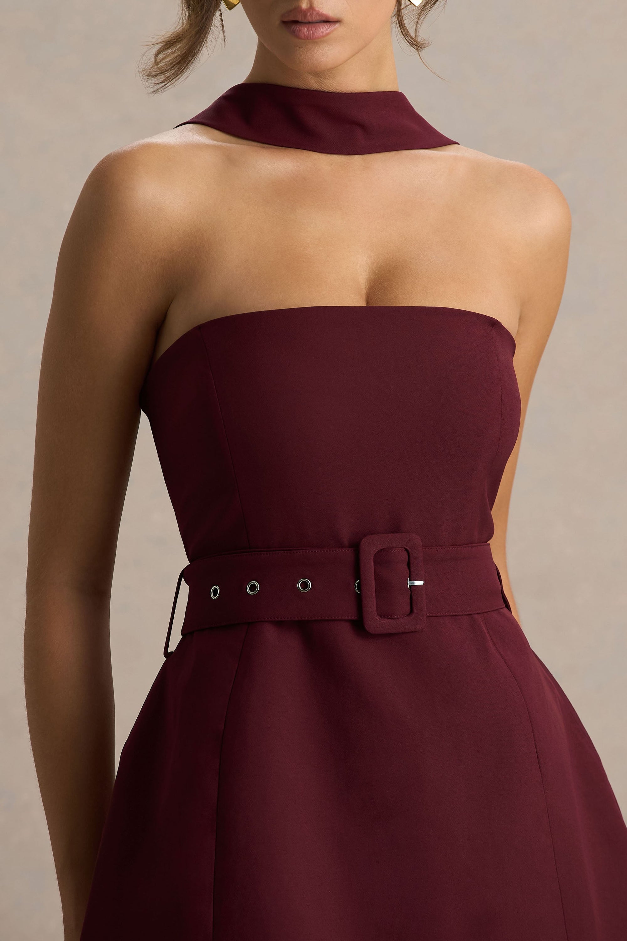 Timberly | Burgundy skräddarsydd miniklänning med bandeau-liv och tygklätt skärp