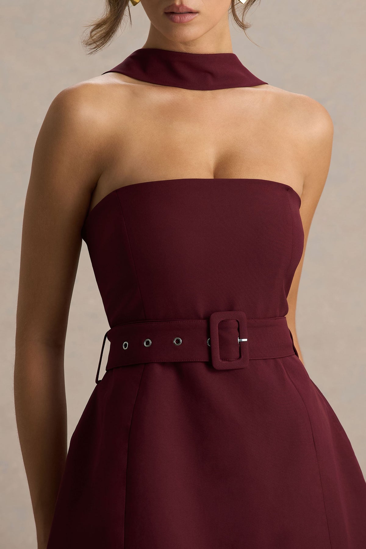 Timberly | Burgundy skräddarsydd miniklänning med bandeau-liv och tygklätt skärp
