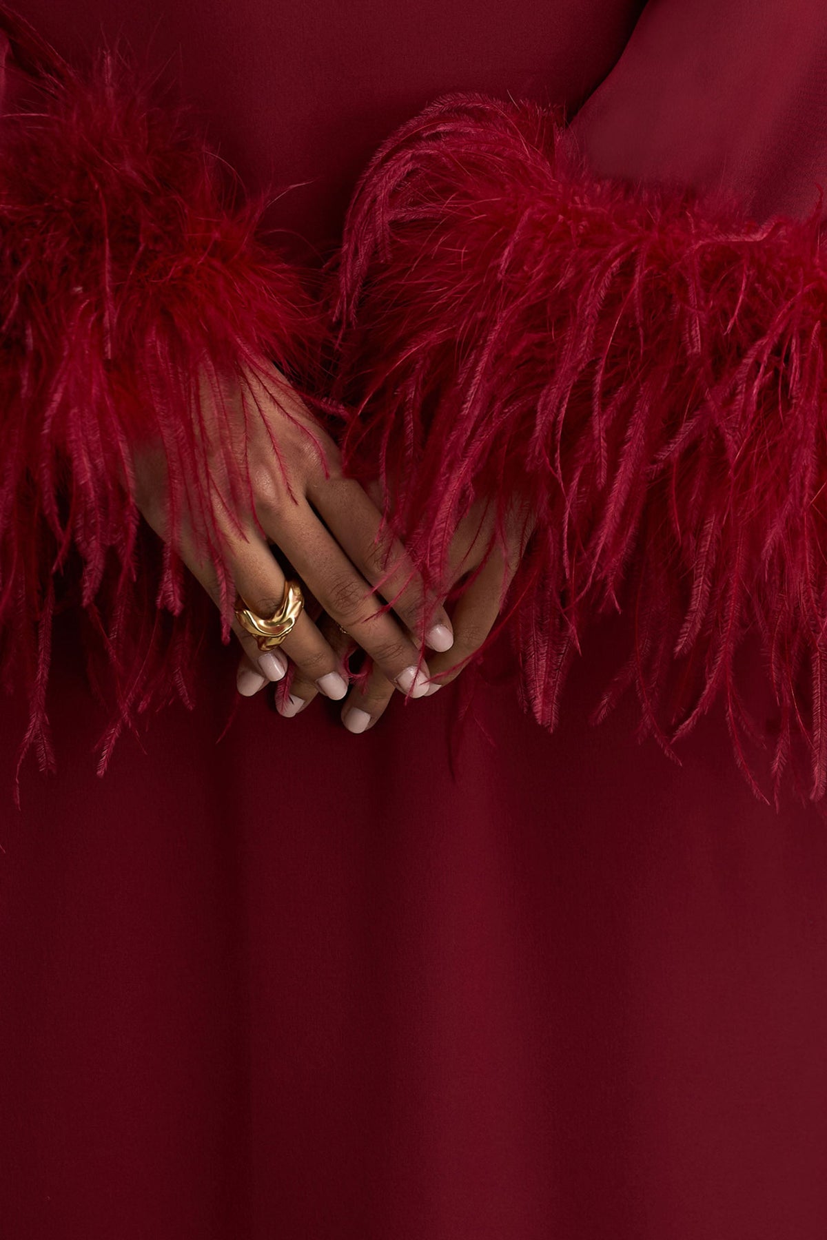 Adella | Burgundy långklänning i satin med fjäderdetaljer