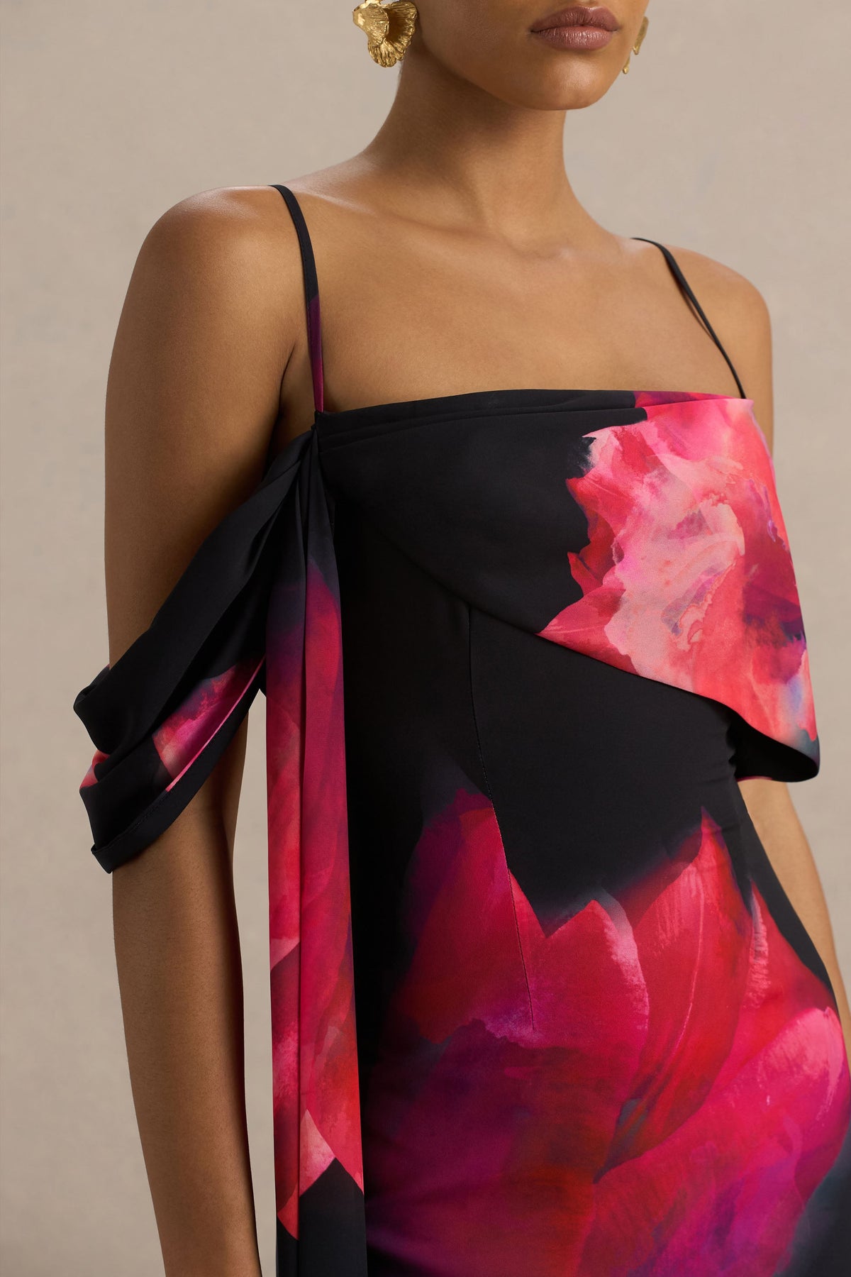 Leonara | Svart och rosa blommönstrad långklänning med draperad ärm