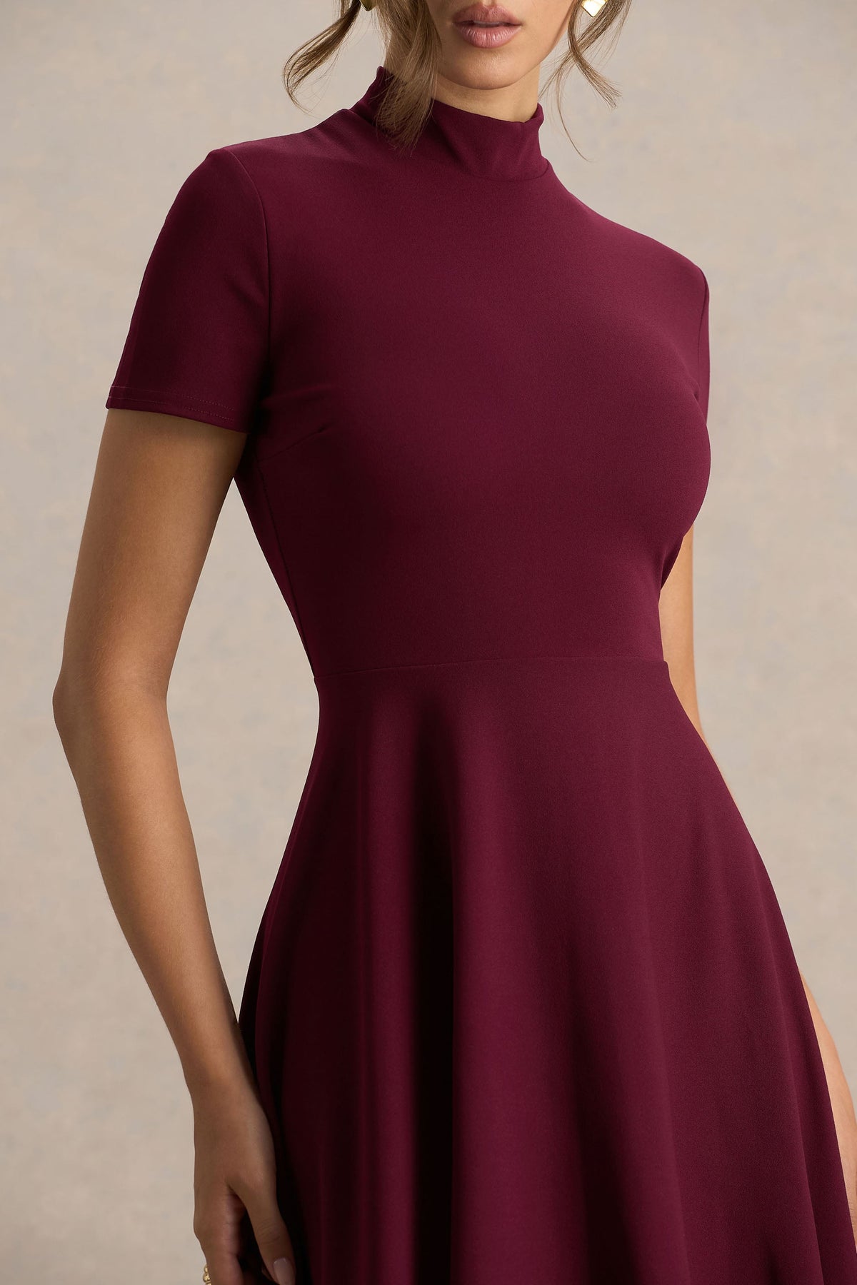 Bellona | Burgundy midiklänning med hög hals och asymmetrisk fåll