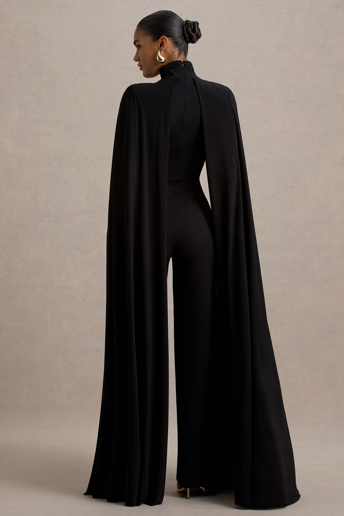 Dulcet | Svart byxdress med hög halsringning och capeärm