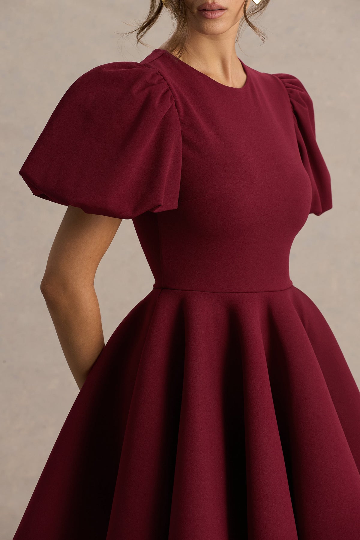 Emelia | Burgundy miniklänning med puffärm och klockad kjol
