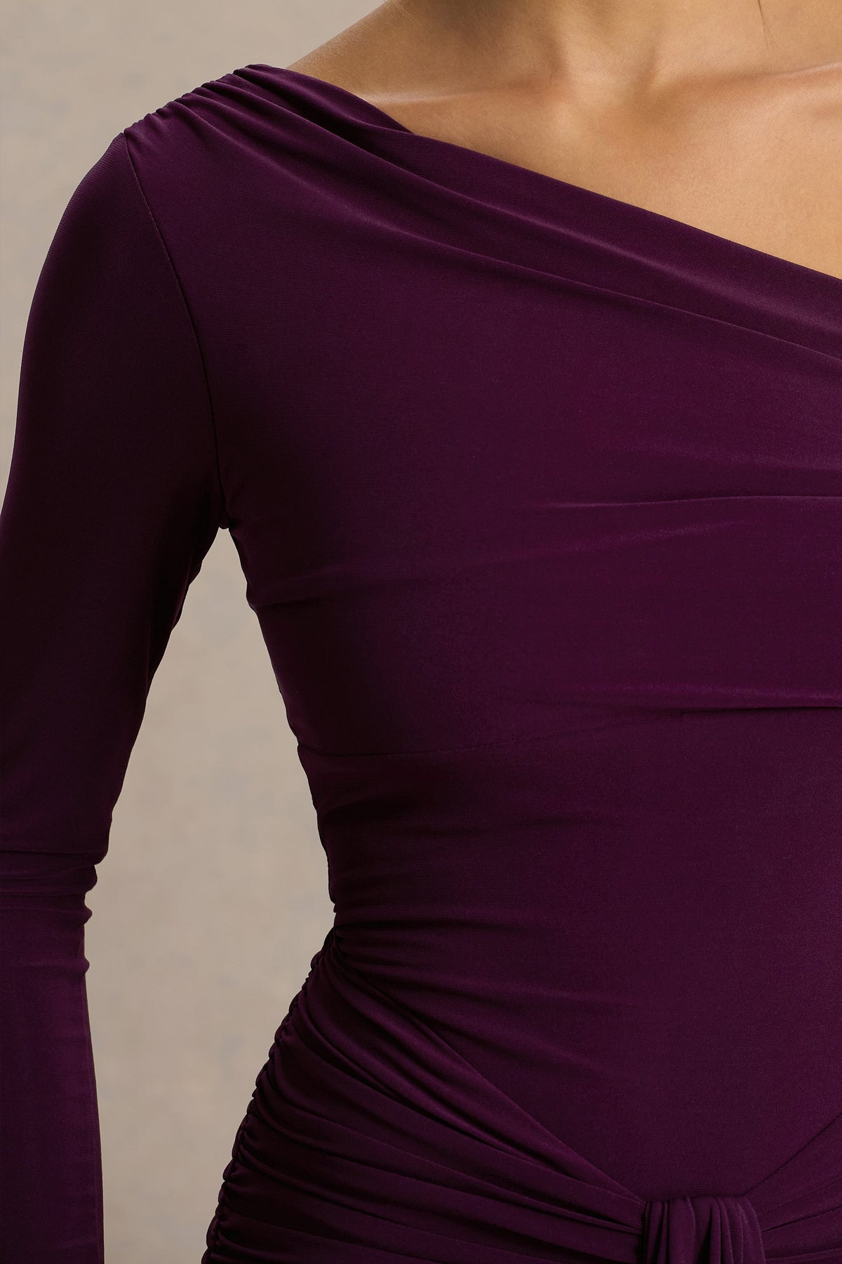 Clover | Burgundy långklänning med asymmetrisk halsringning och knytband