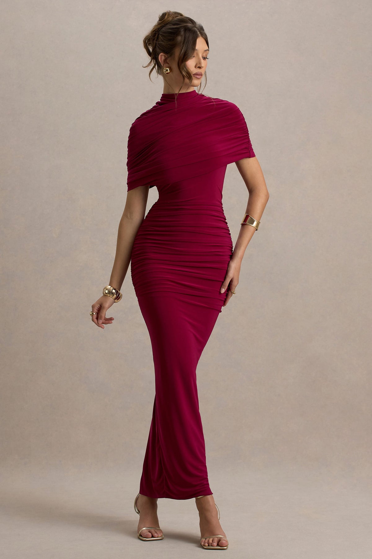 Glitz | Burgundy långklänning med hög hals och capeärm