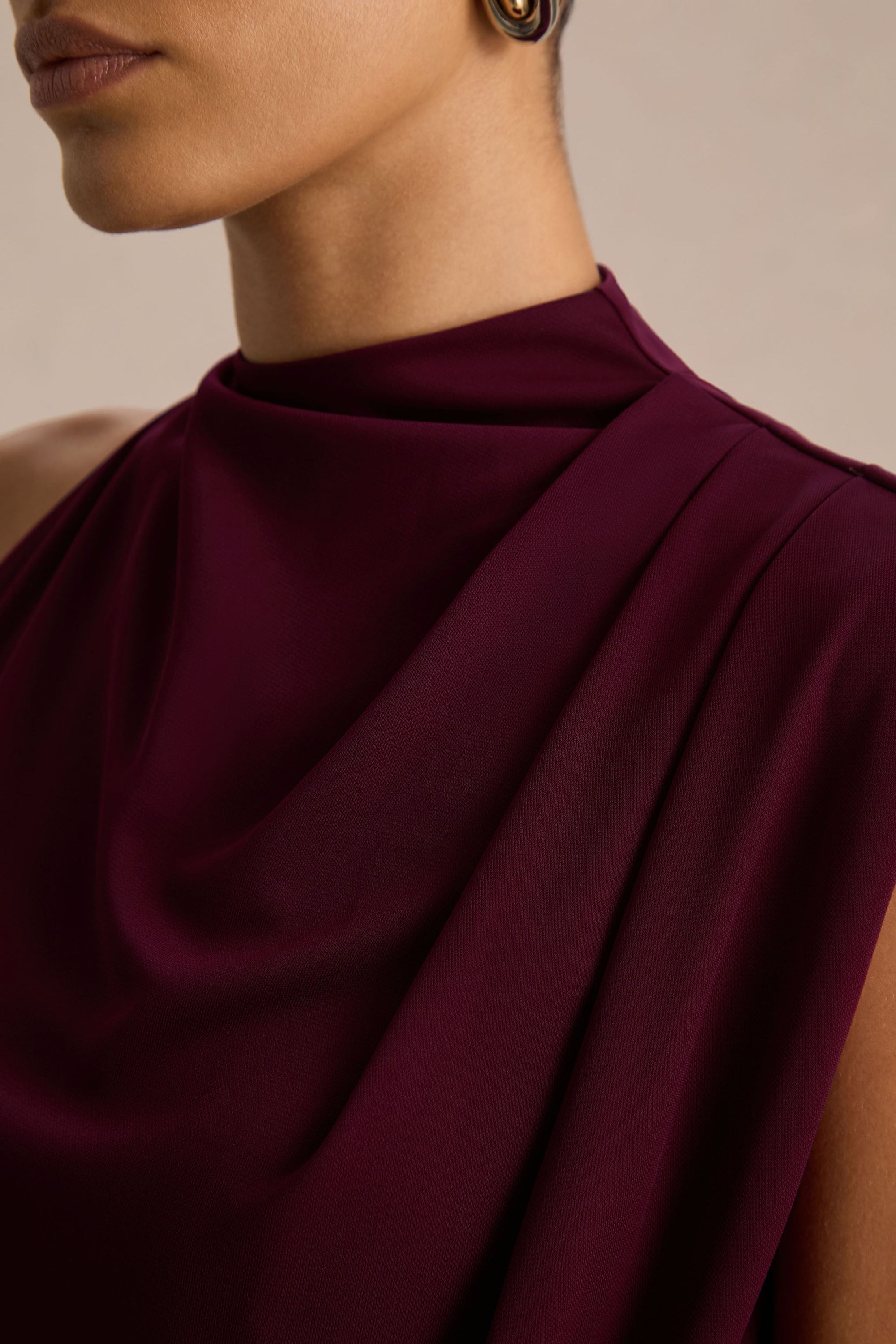 Umaira | Burgundy långklänning med hög hals och rynkade detaljer