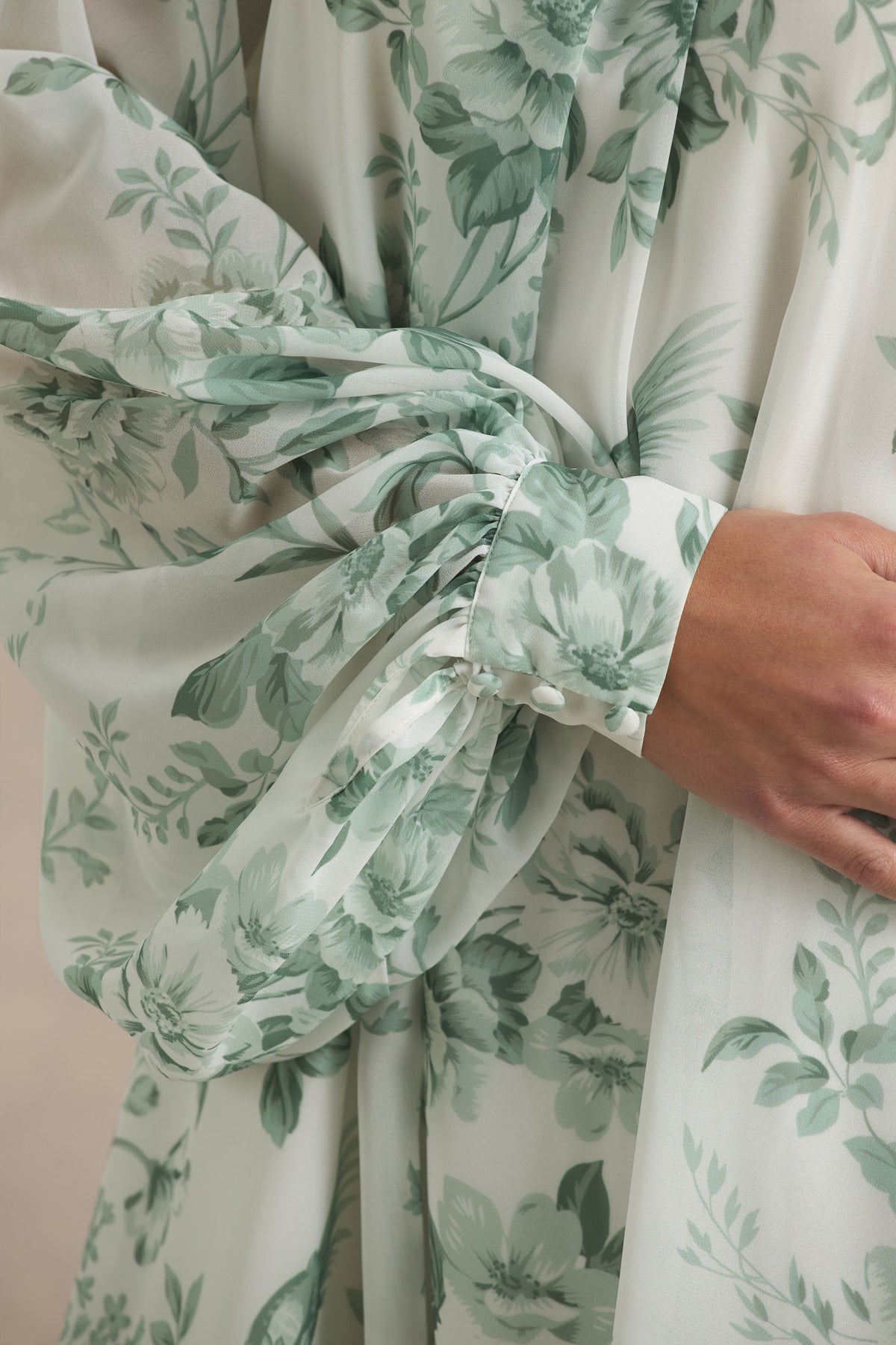 Delphia | Grön blommönstrad långklänning med asymmetrisk fåll