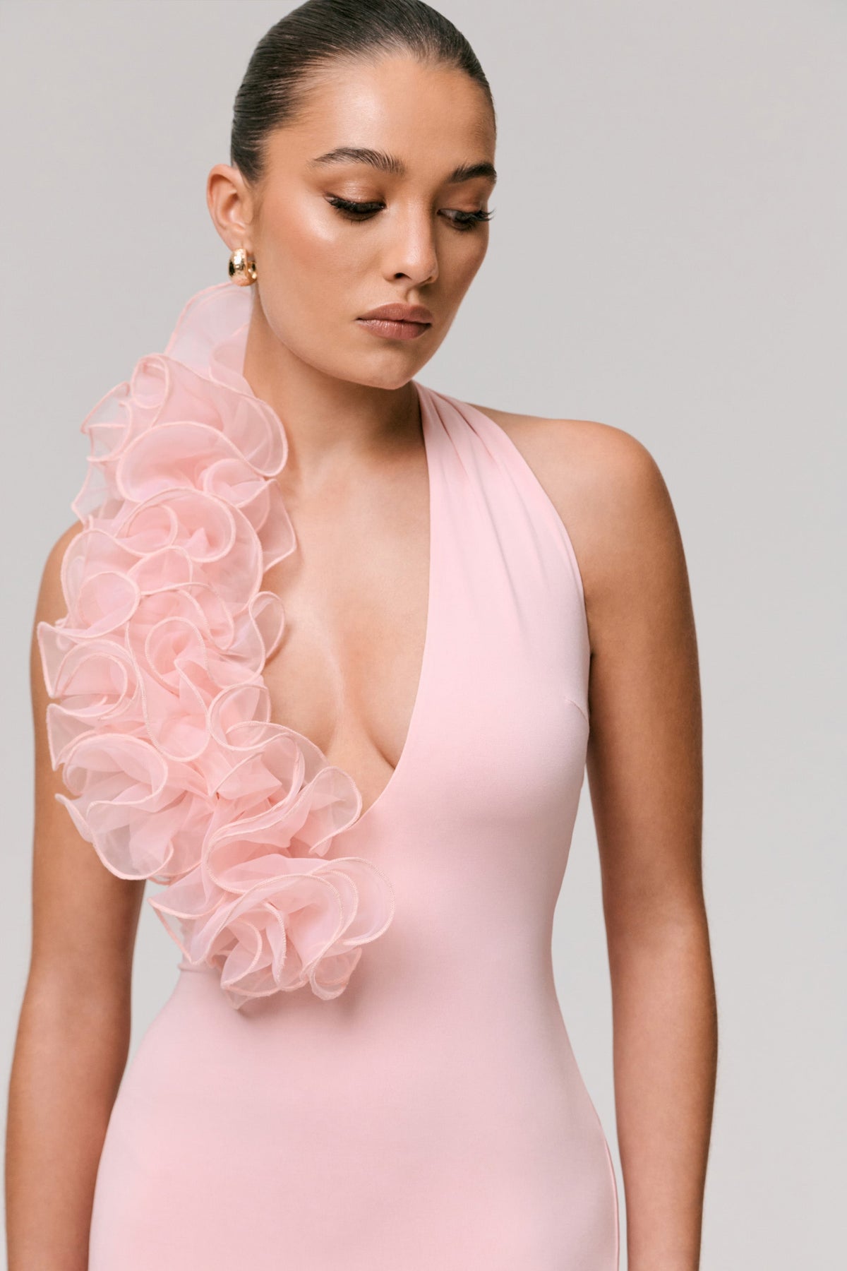 Harriet | Rosa långklänning med halterneck och blomsterapplikation