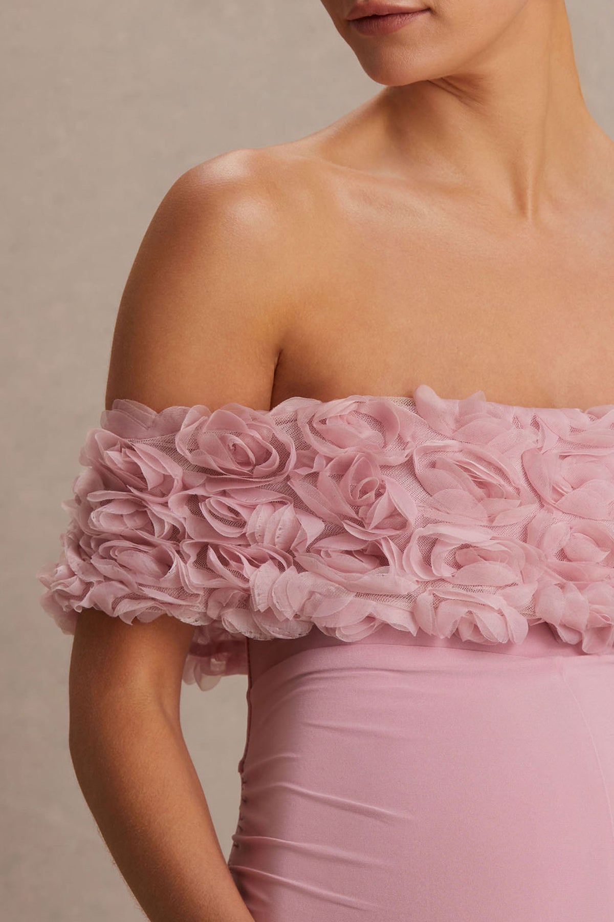 Sallow | Rosa byxdress i gravidmodell med skulpterade rosor längs bardothalsringningen