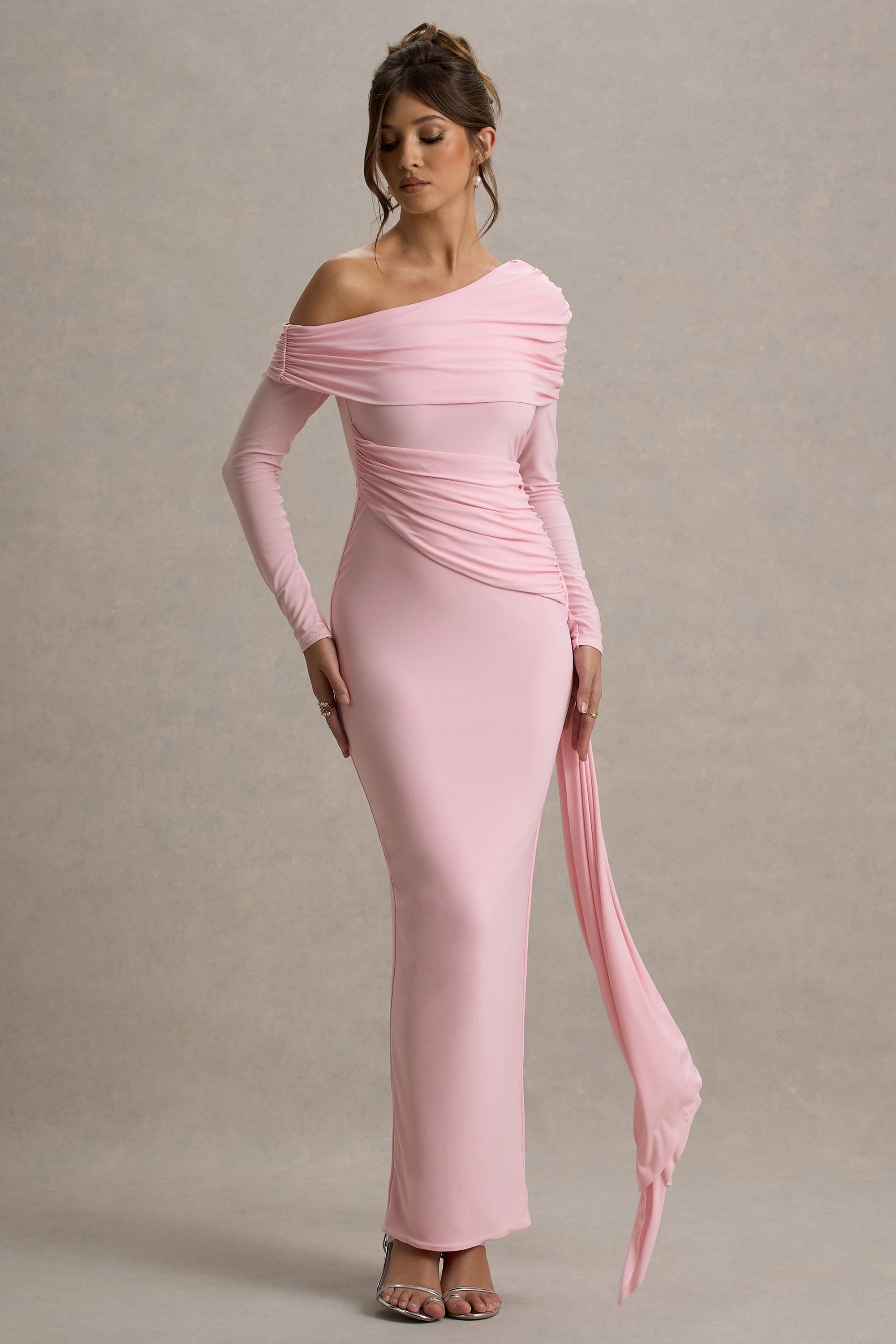 Valina | Rosa långklänning med asymmetrisk halsringning och draperad detalj över höften
