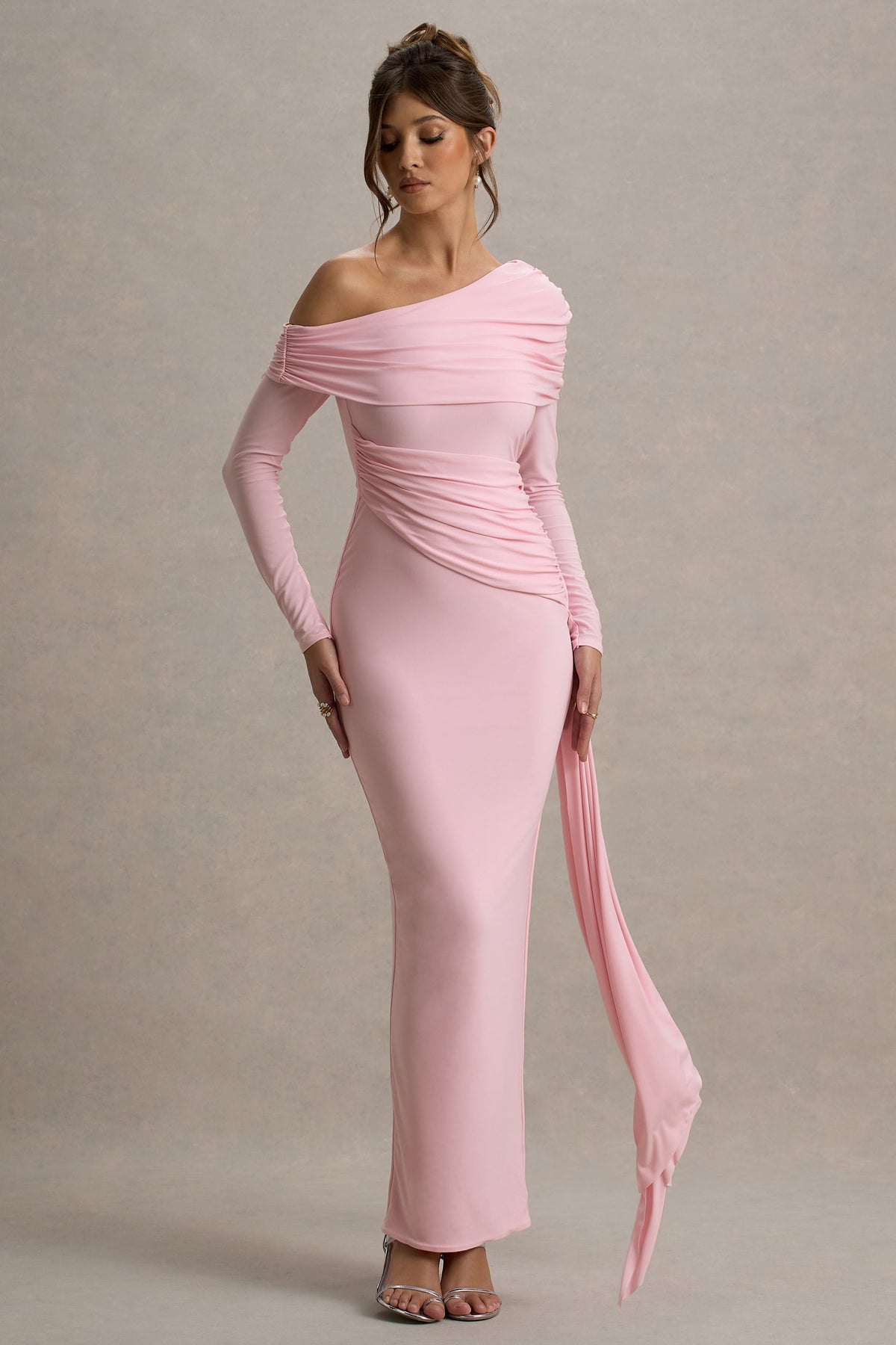 Valina | Rosa långklänning med asymmetrisk halsringning och draperad detalj över höften
