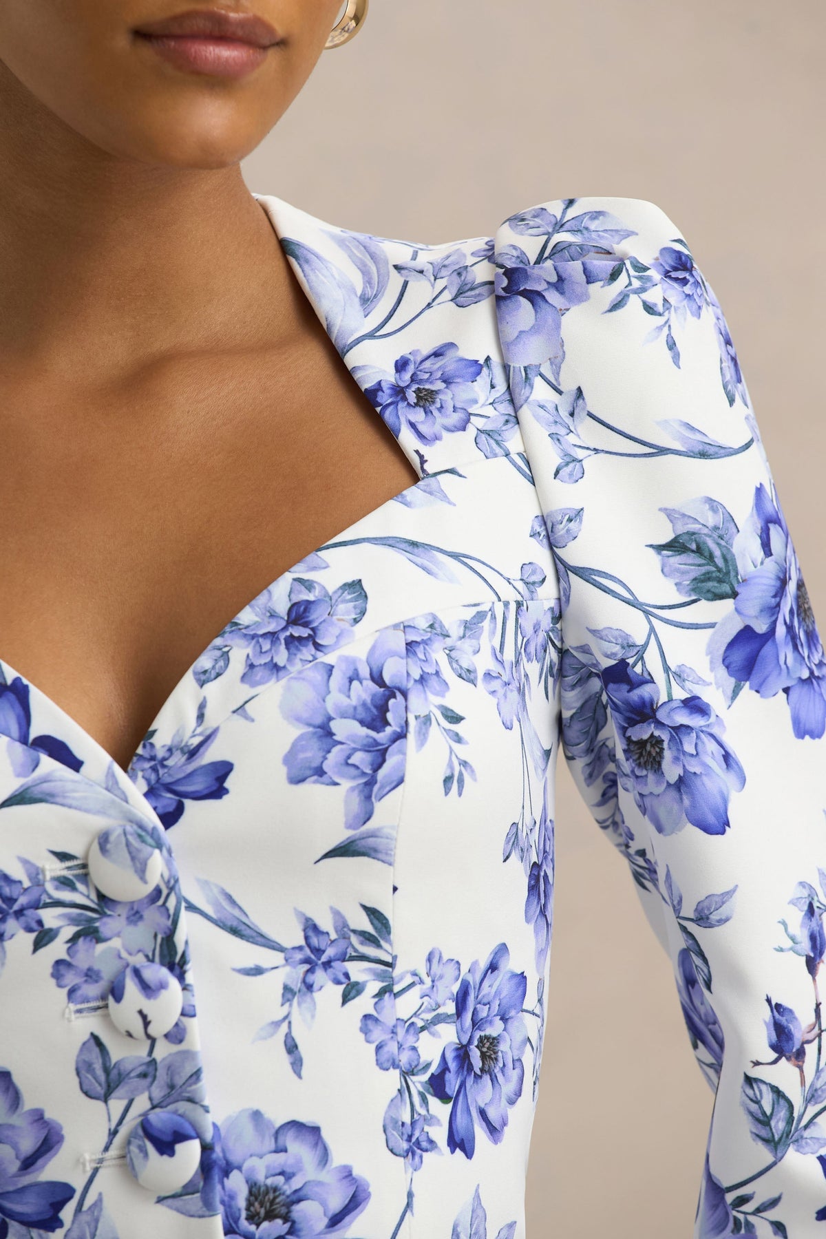 Olympia | Vit och blå blommönstrad skräddarsydd topp med hjärtformad överdel