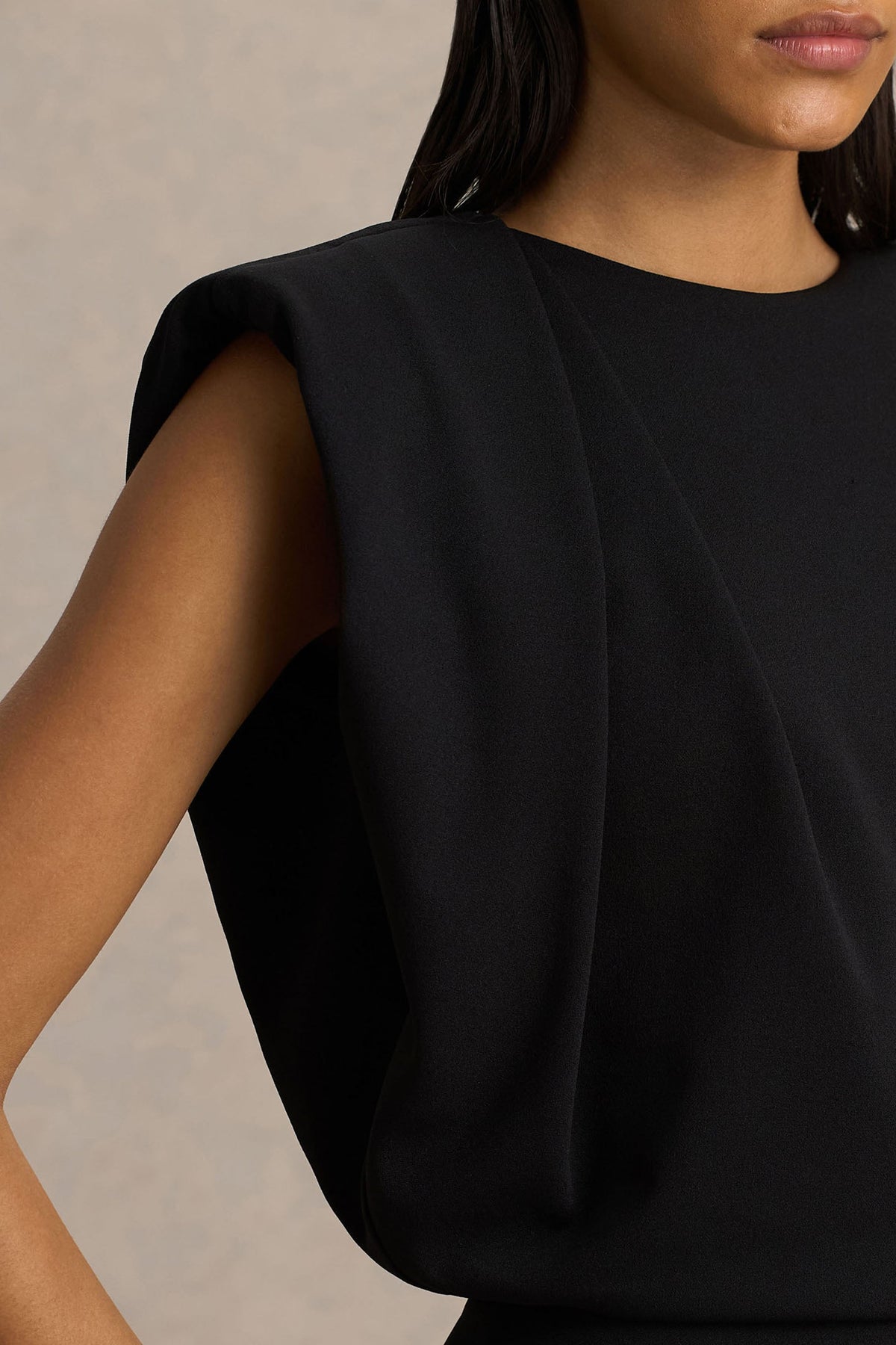 Tiff | Svart byxdress med rund halsringning och draperat liv