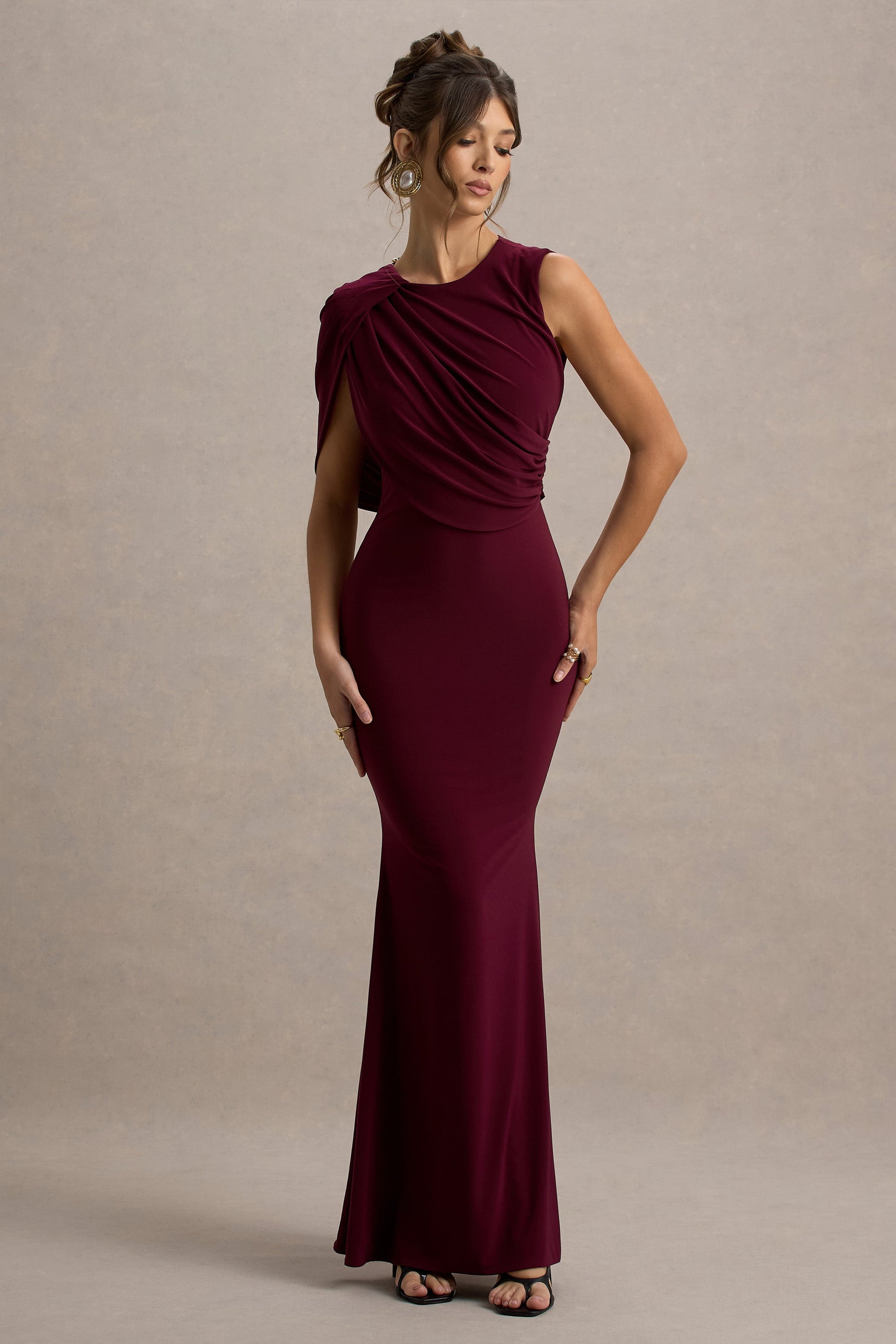 Rae | Burgundy långklänning med enarmad design och capeärm