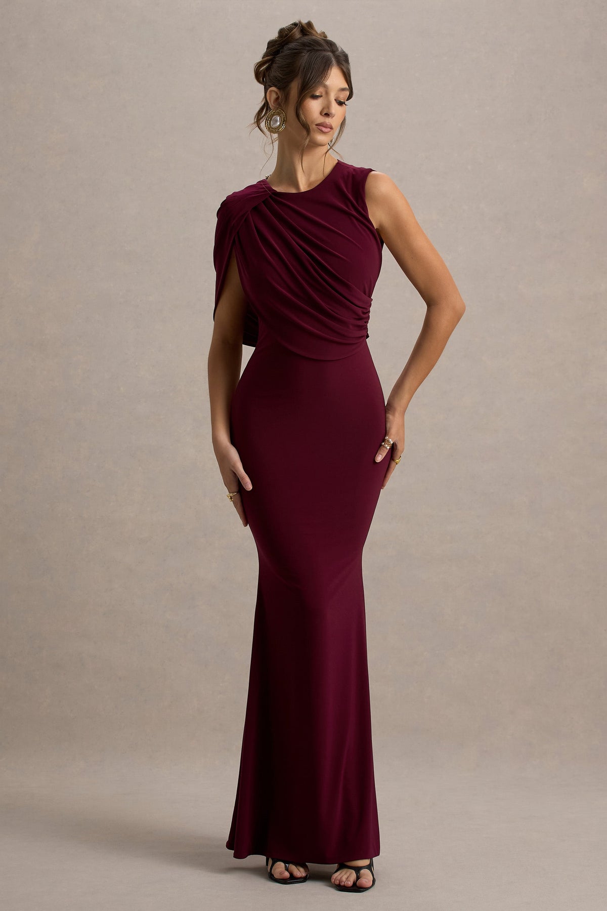 Rae | Burgundy långklänning med enarmad design och capeärm
