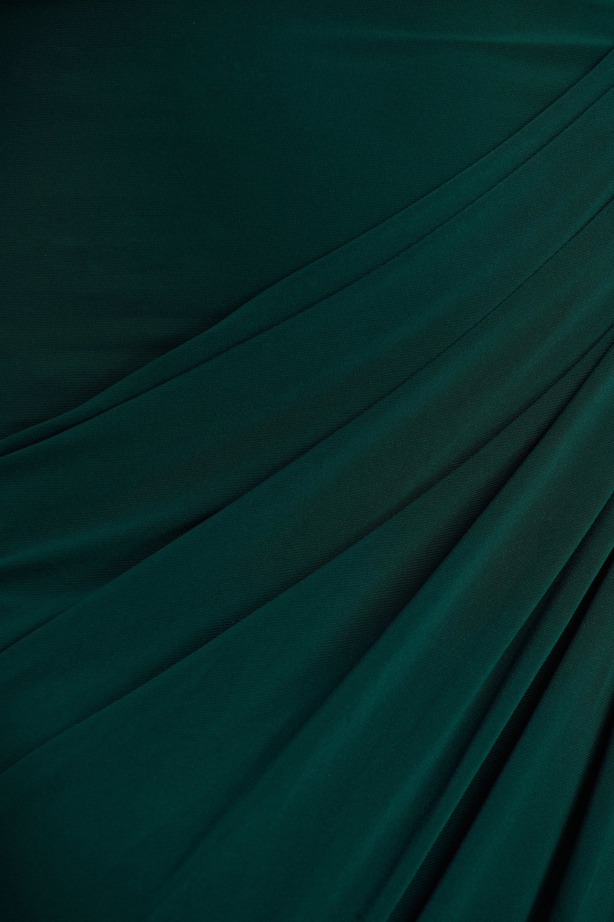 Betsy | Grön långklänning med hög hals och draperad kjoldel