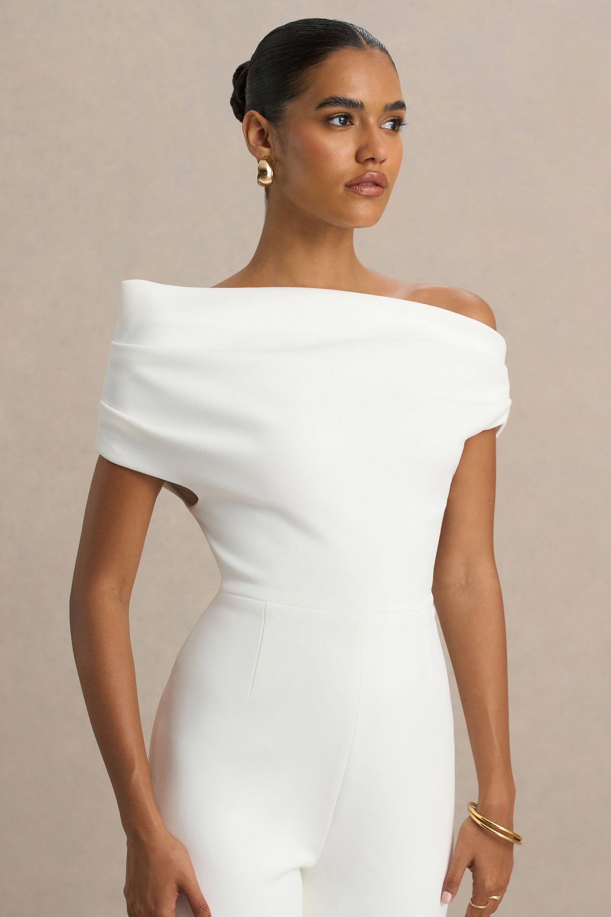 Alexandra | Vit byxdress med asymmetrisk halsringning