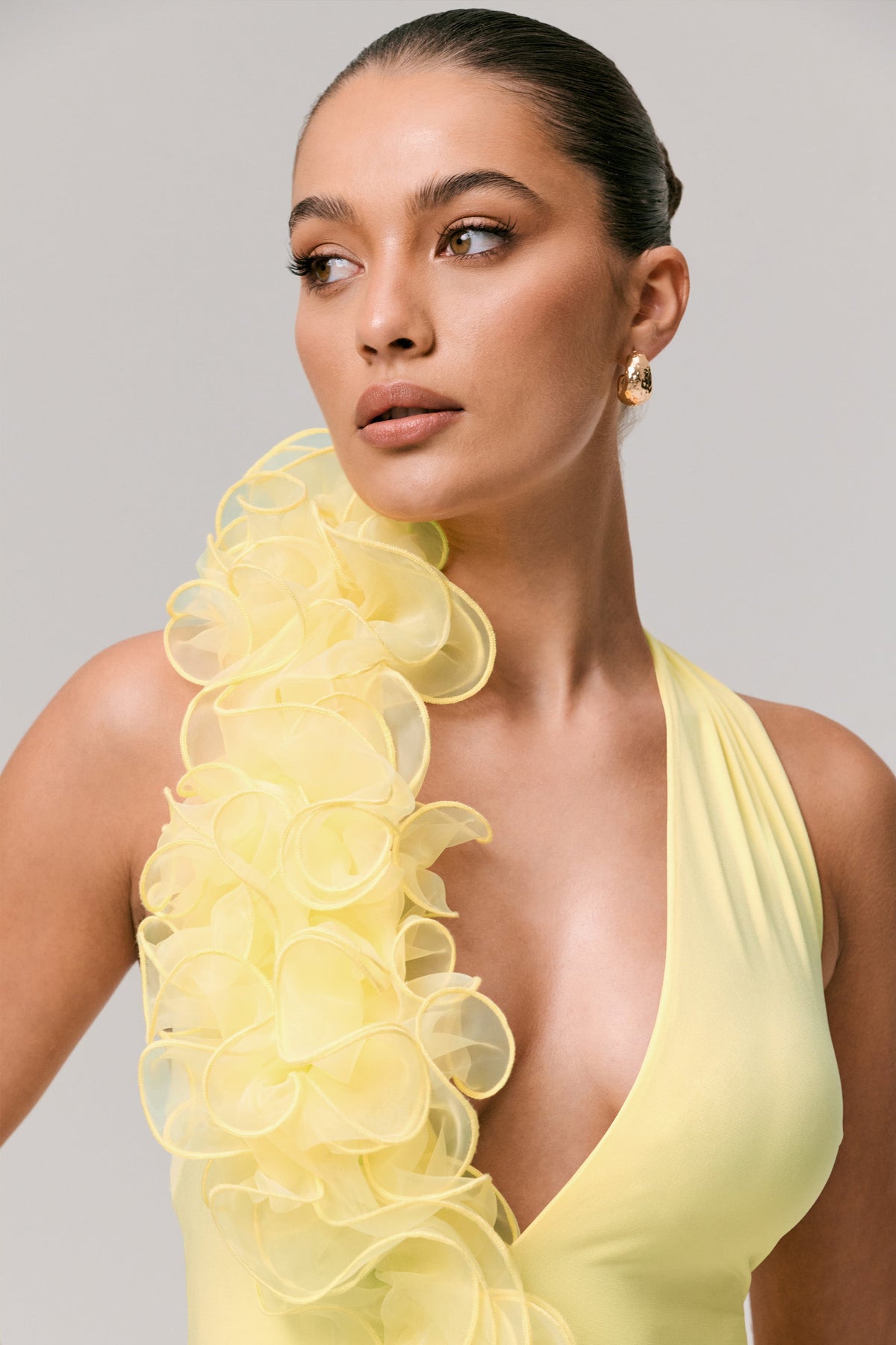 Harriet | Citrongul långklänning med halterneck och blomsterapplikation