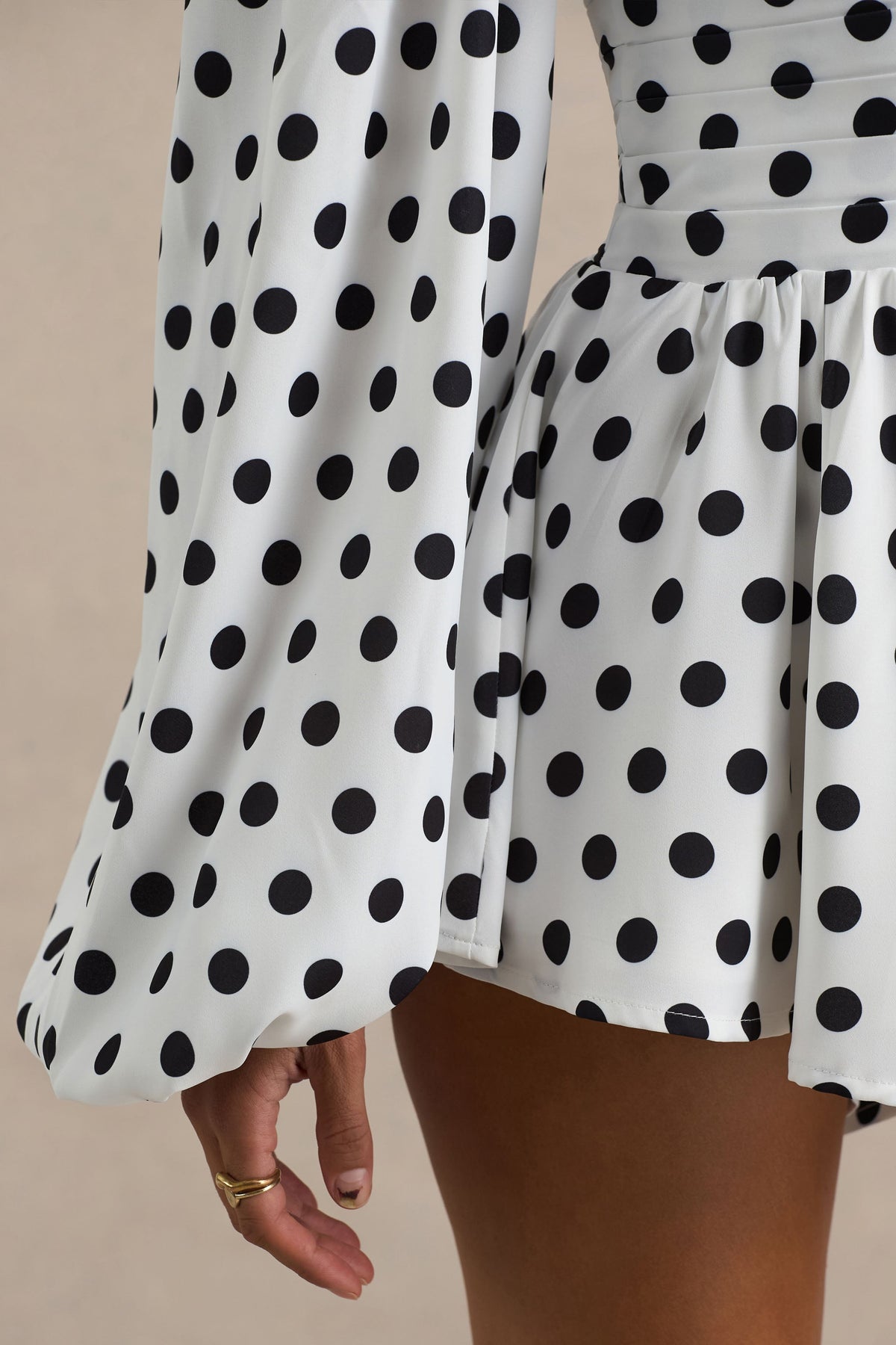 Laurel | Vit kort byxdress med polkamönster