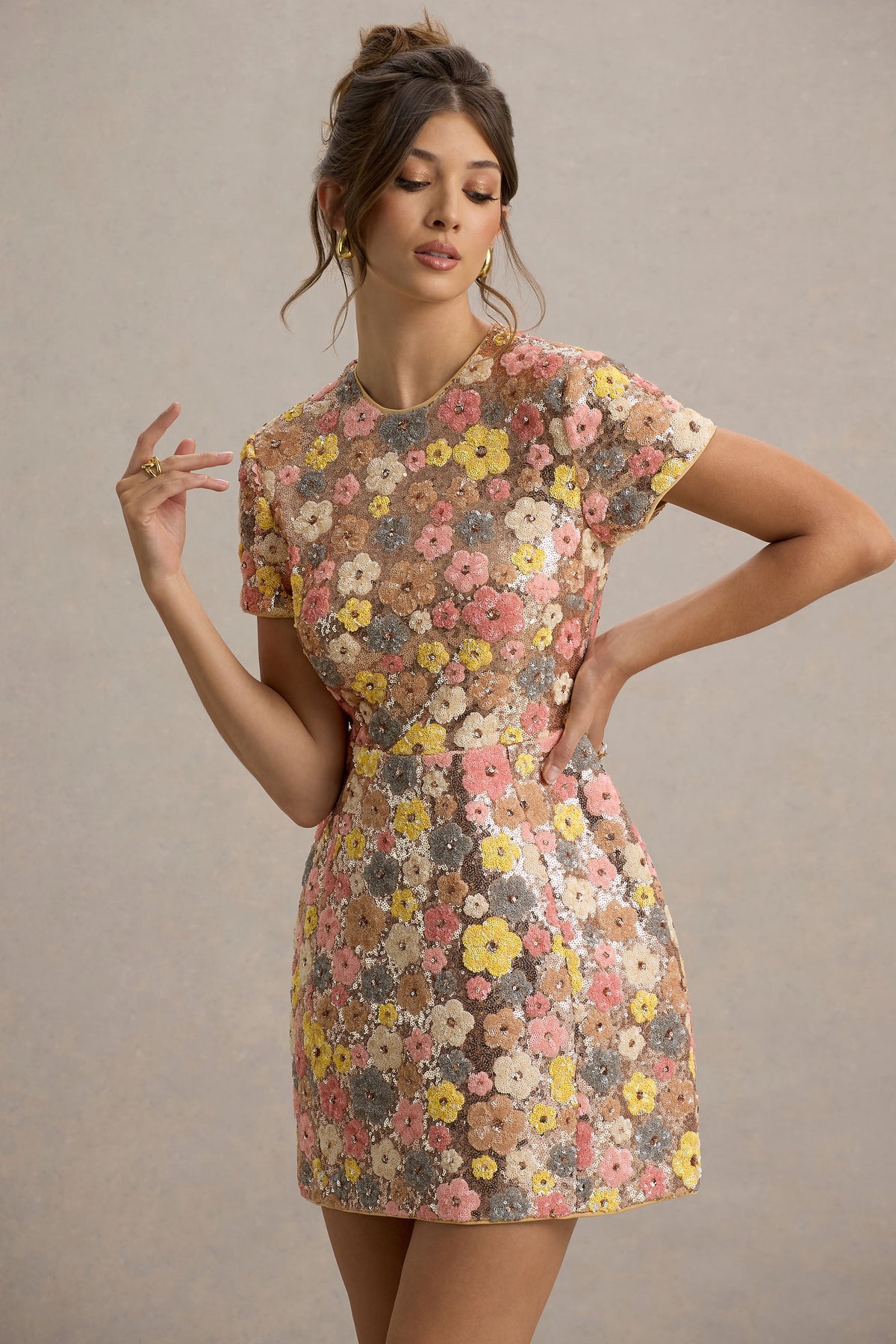Eira | Pastellfärgad blommönstrad miniklänning med utsmyckade detaljer